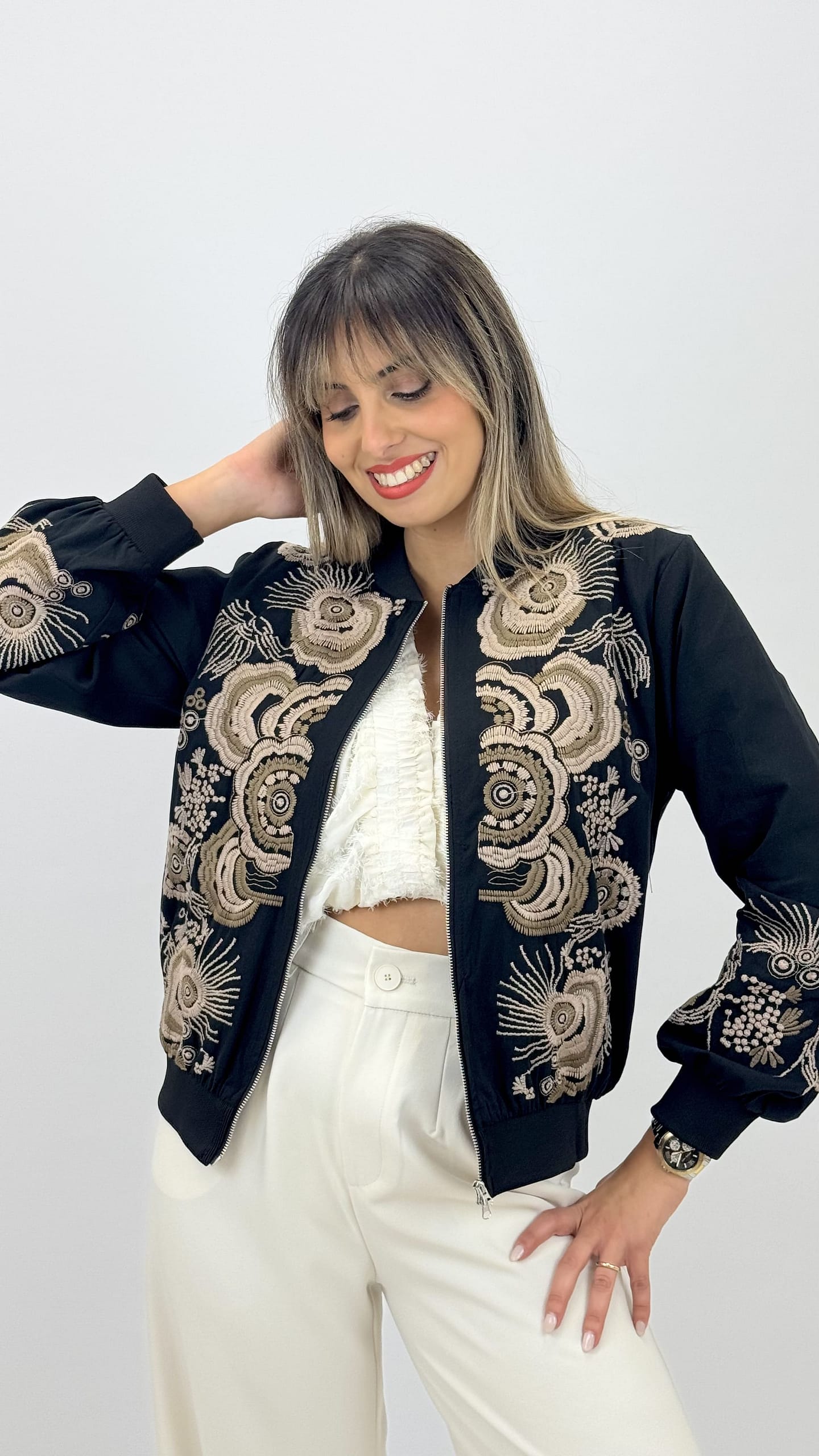 Bomber preto bordado floral bege