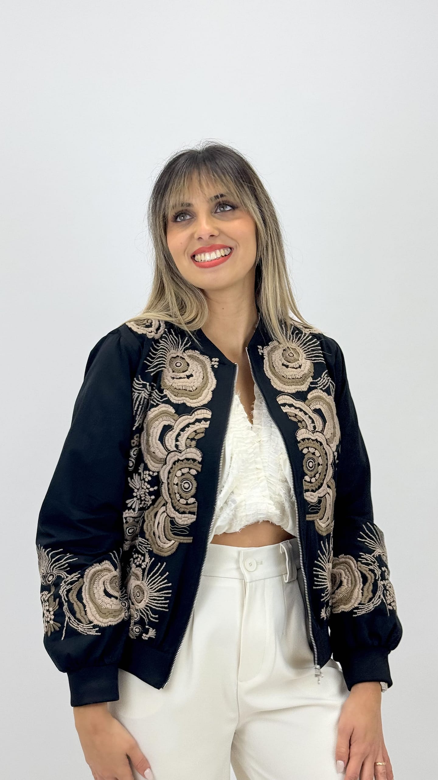 Bomber preto bordado floral bege