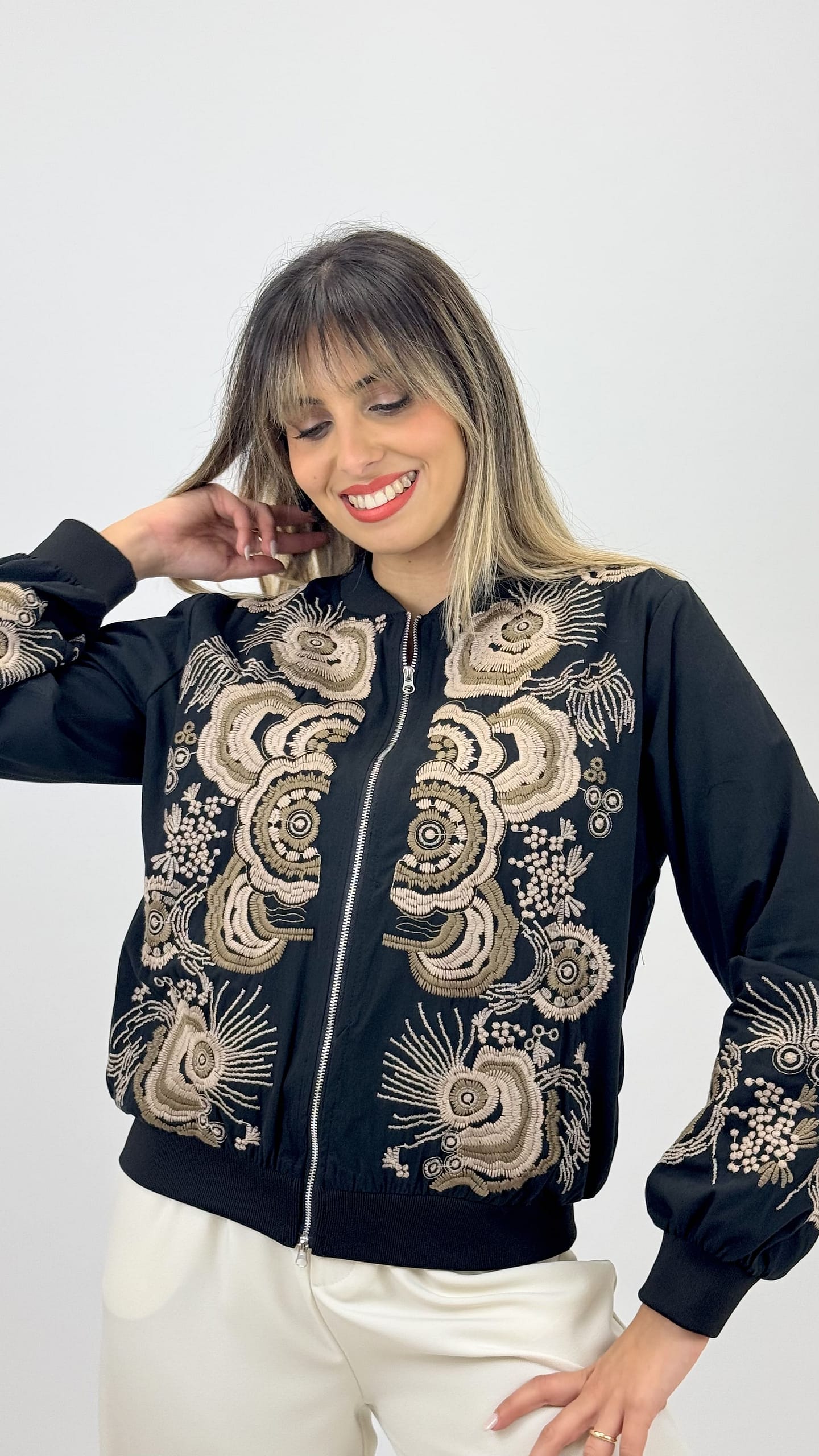 Bomber preto bordado floral bege