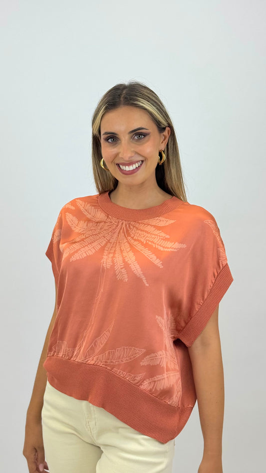 Blusa acetinada com padrão telha