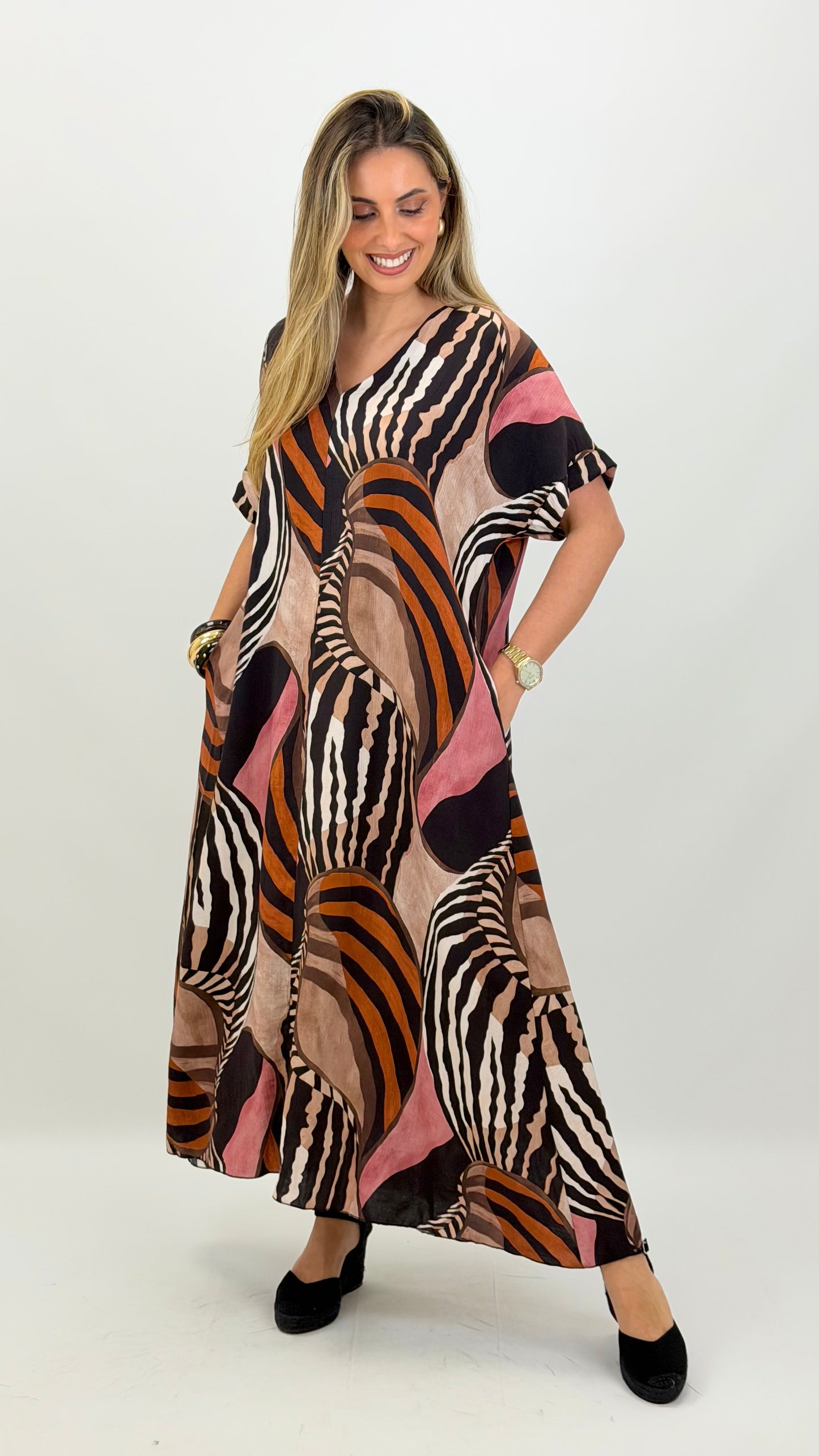 Vestido estampado étnico tons preto e canela