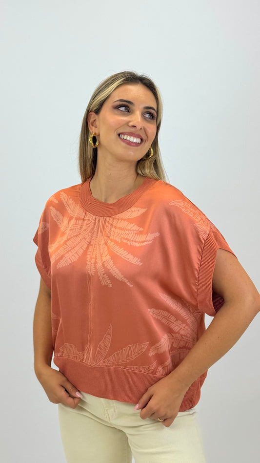 Blusa acetinada com padrão telha