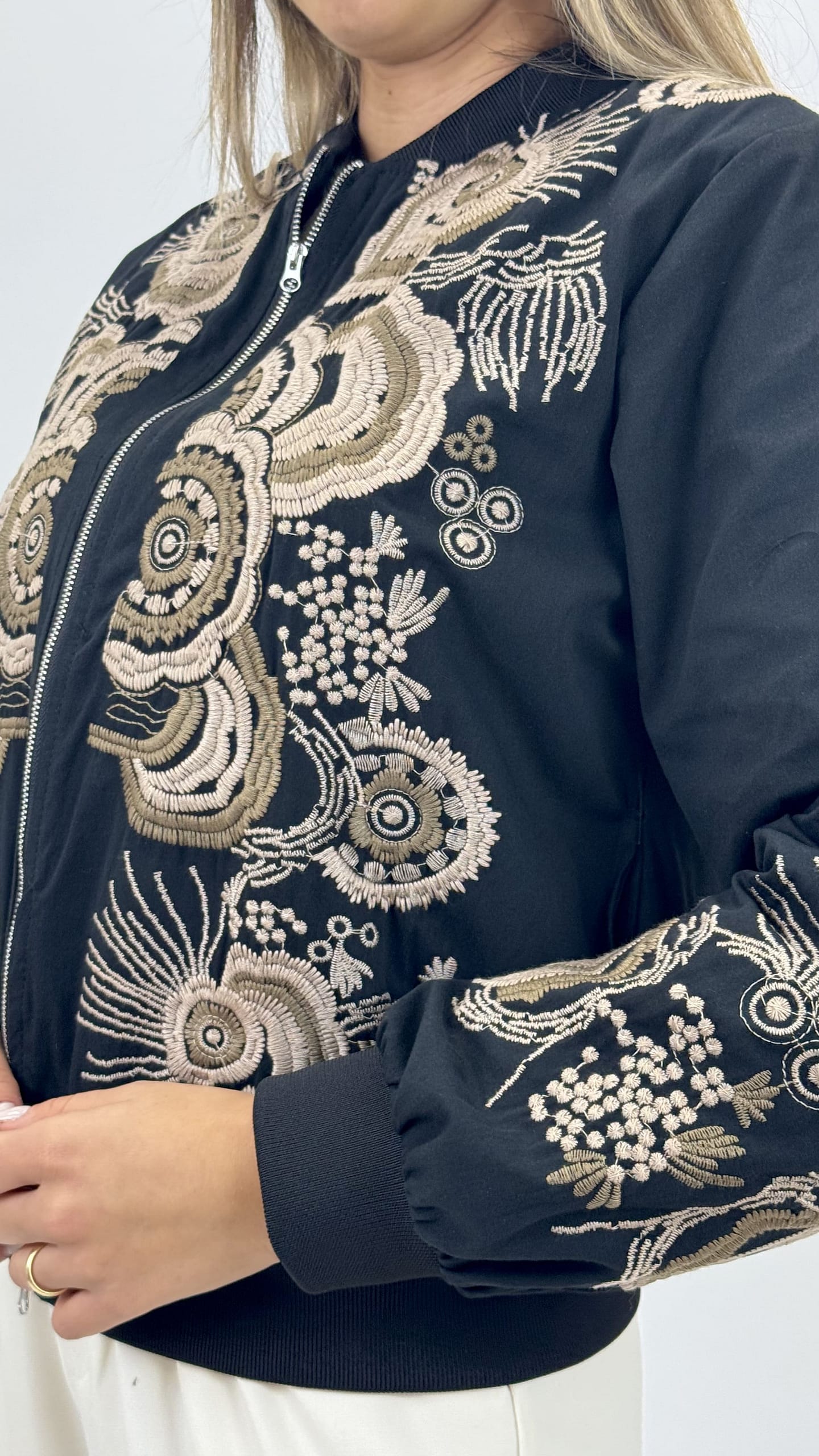 Bomber preto bordado floral bege