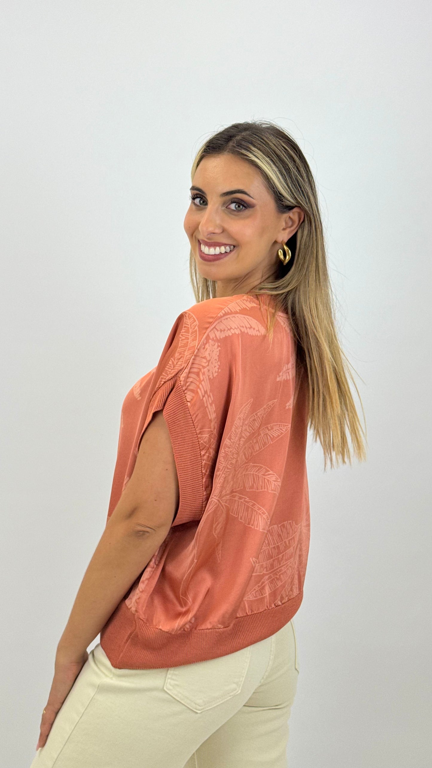 Blusa acetinada com padrão telha