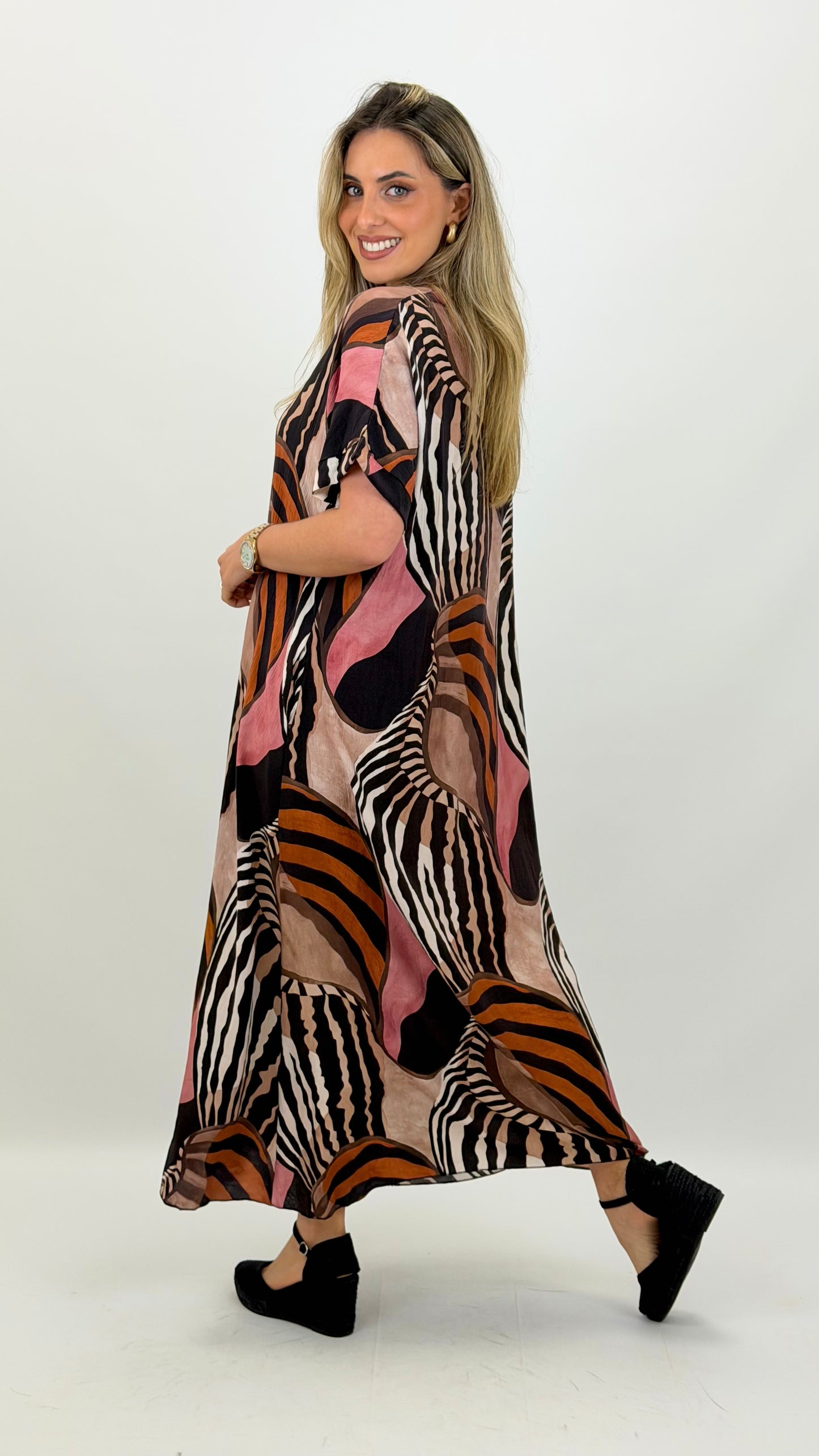Vestido estampado étnico tons preto e canela