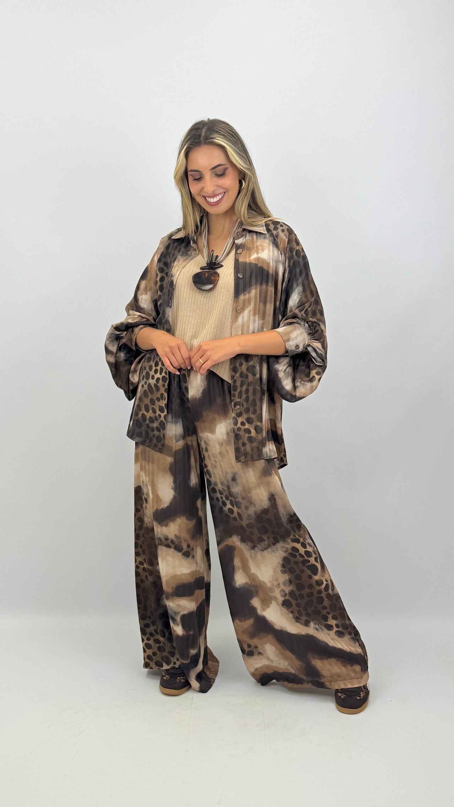 Blusa acetinada animal-print tons castanho
