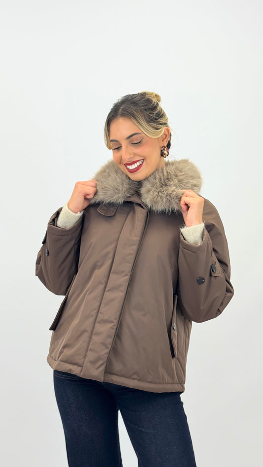Casaco acolchoado castanho claro com pêlo na gola