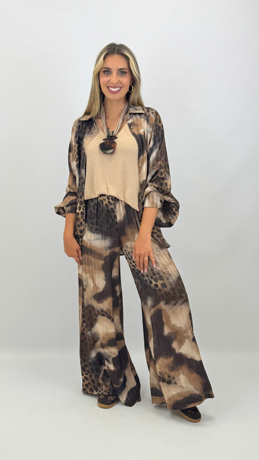 Pantalona acetinada animal-print tons castanho
