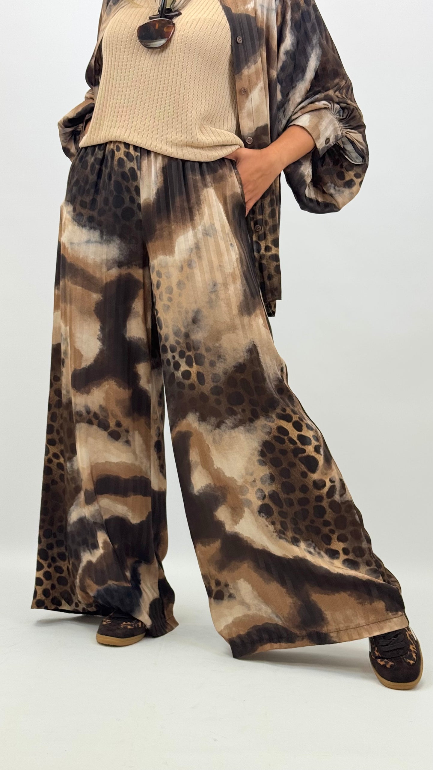 Pantalona acetinada animal-print tons castanho
