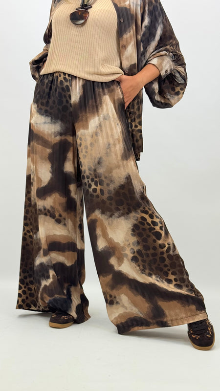 Pantalona acetinada animal-print tons castanho hover