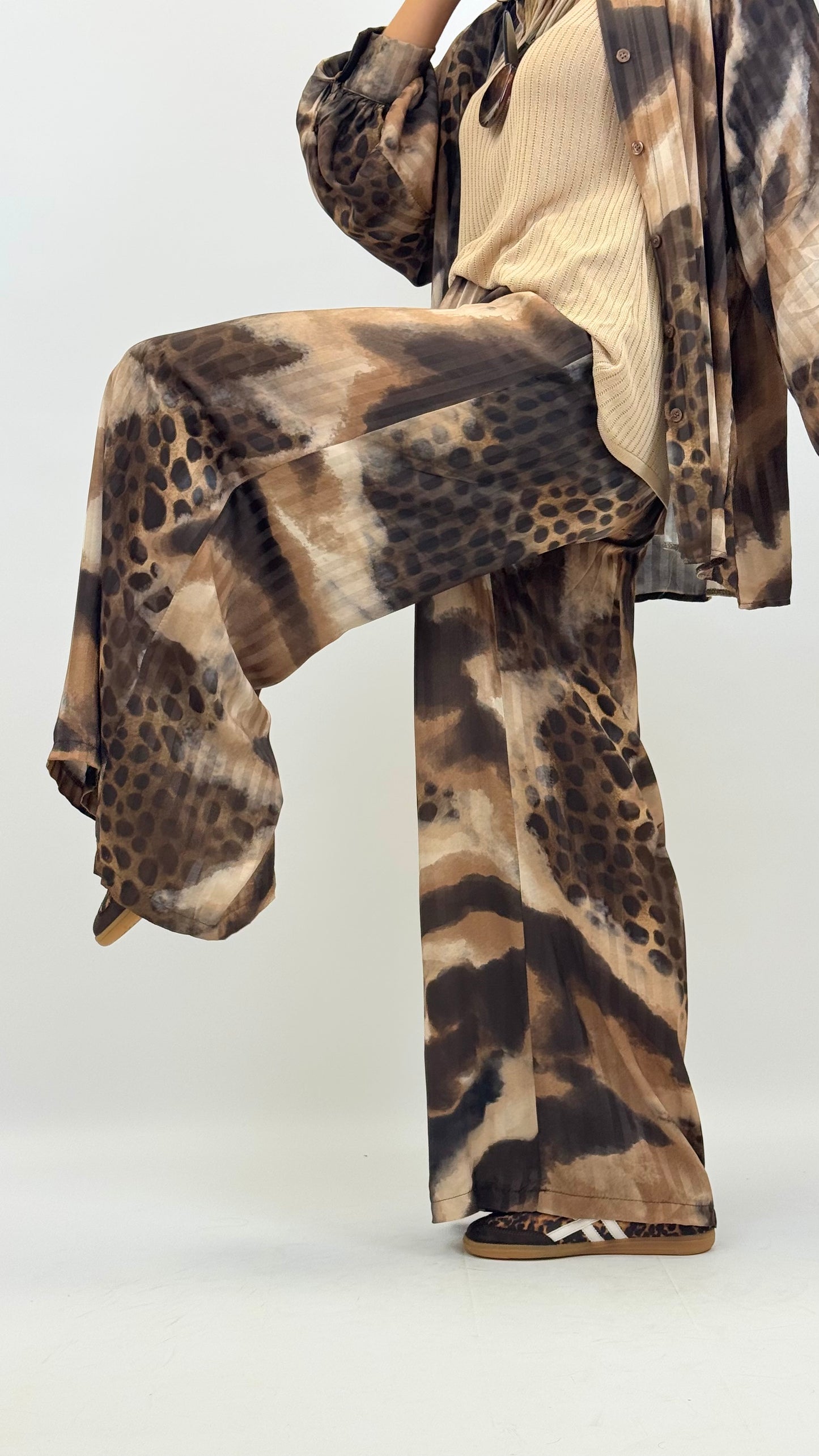 Pantalona acetinada animal-print tons castanho