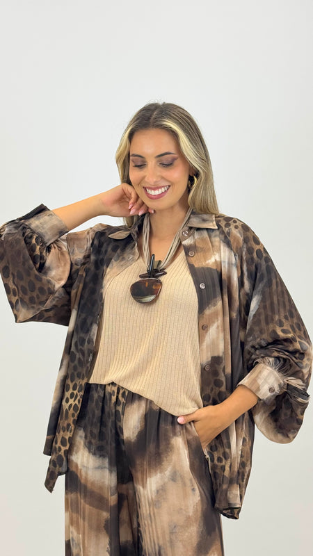 Blusa acetinada animal-print tons castanho