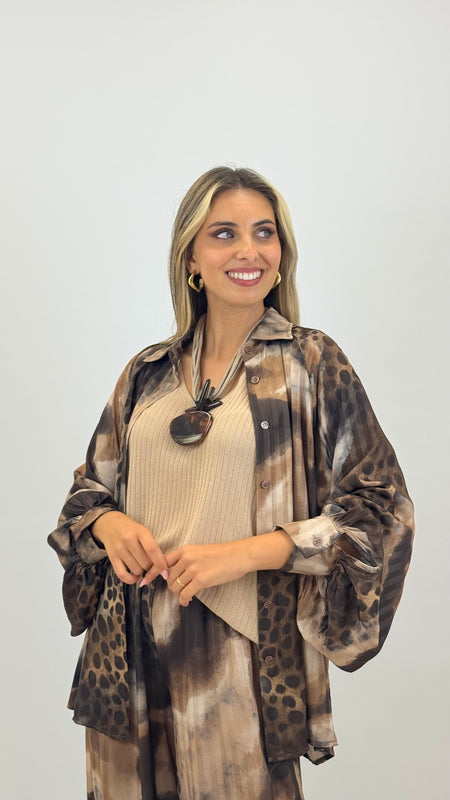 Blusa acetinada animal-print tons castanho hover