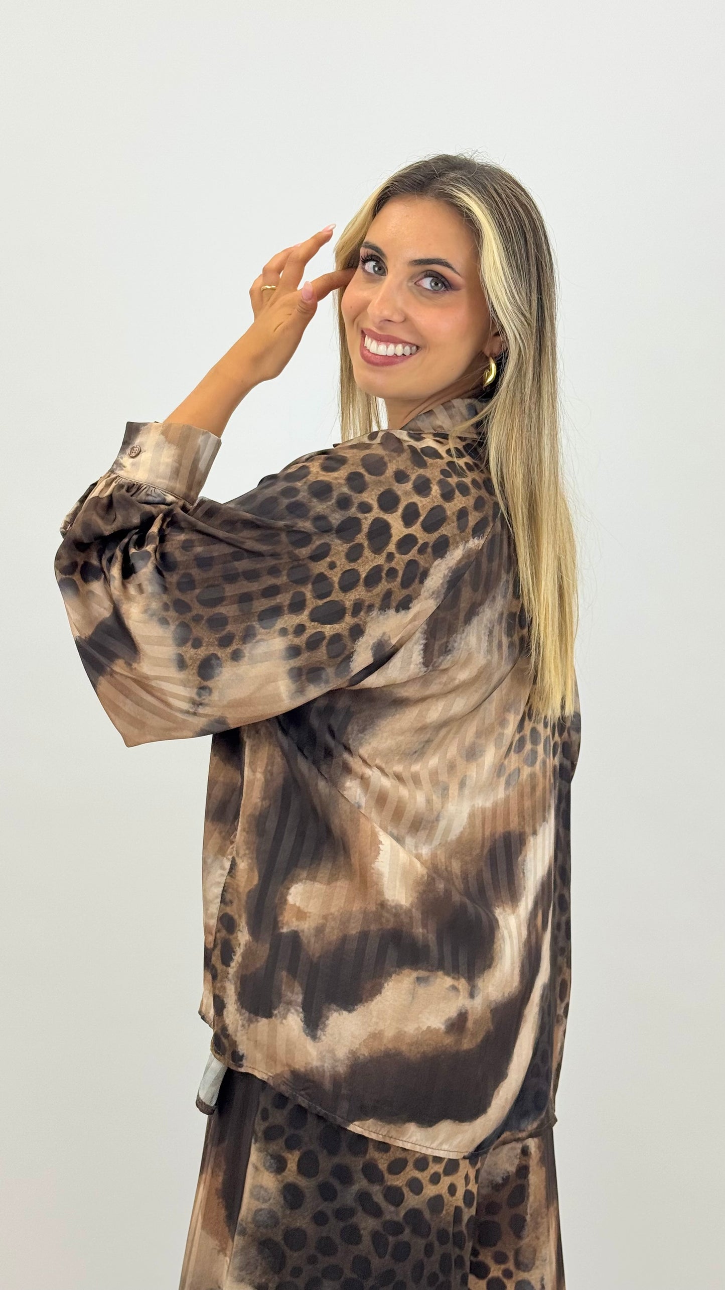 Blusa acetinada animal-print tons castanho