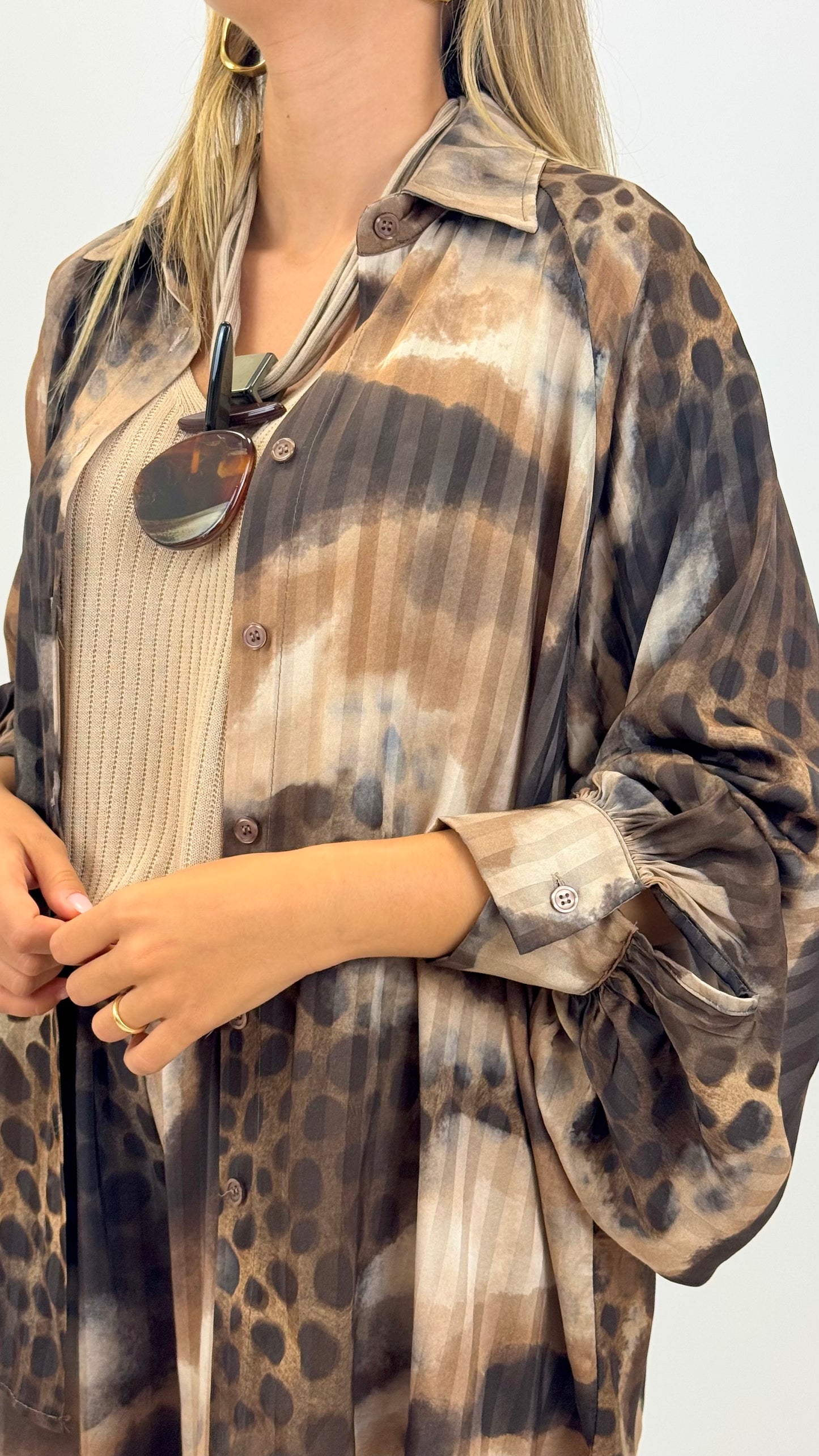 Blusa acetinada animal-print tons castanho