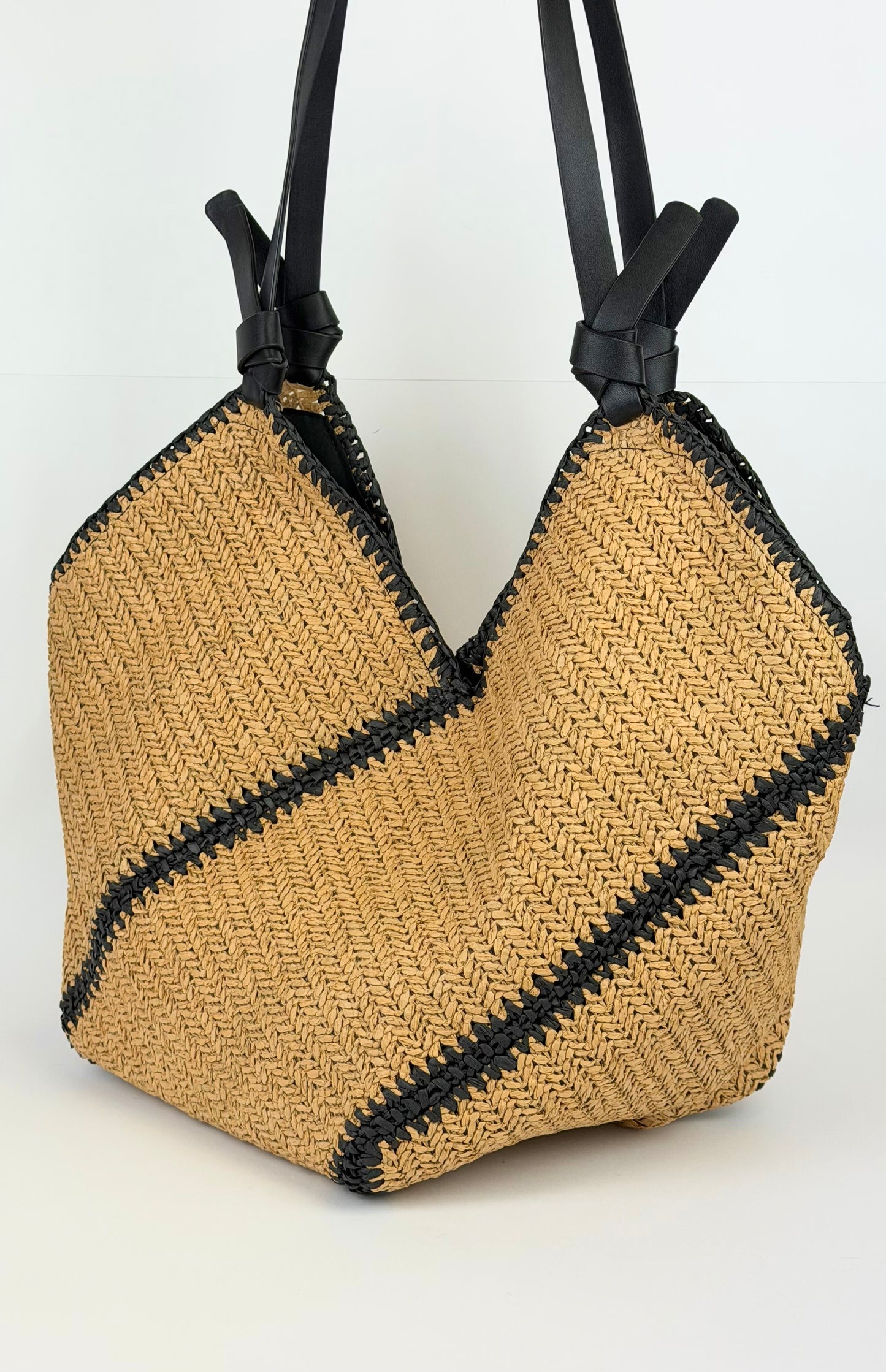 Carteira/saco estilo ráfia camel com detalhes preto