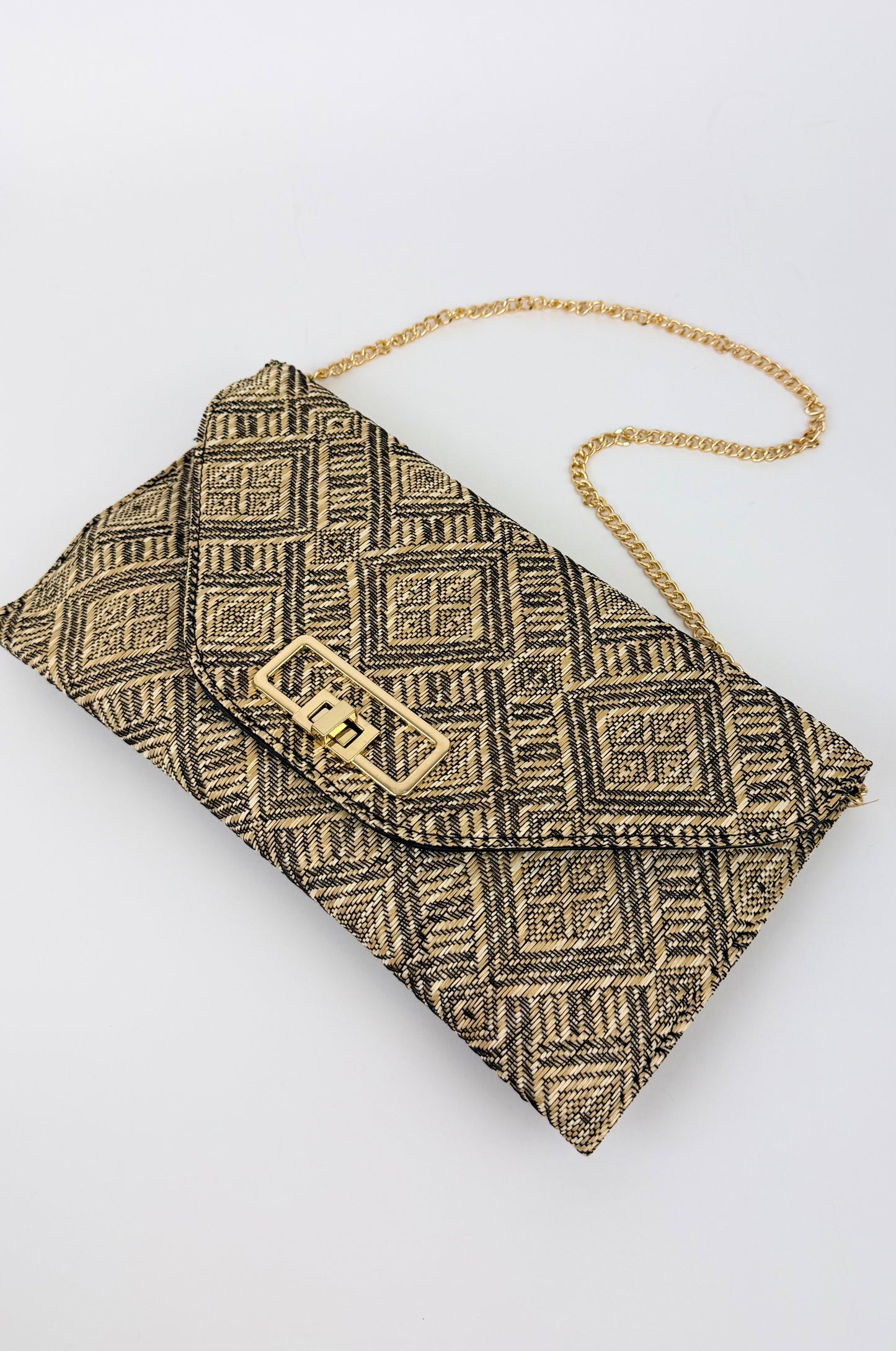 Mala envelope estilo ráfia bege e preto