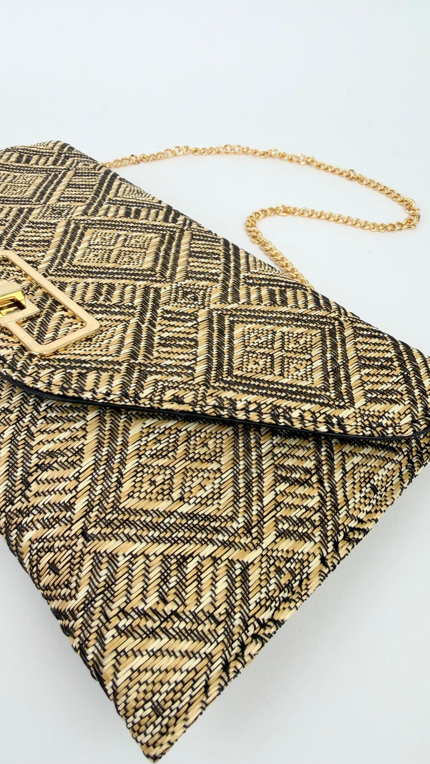 Mala envelope estilo ráfia bege e preto