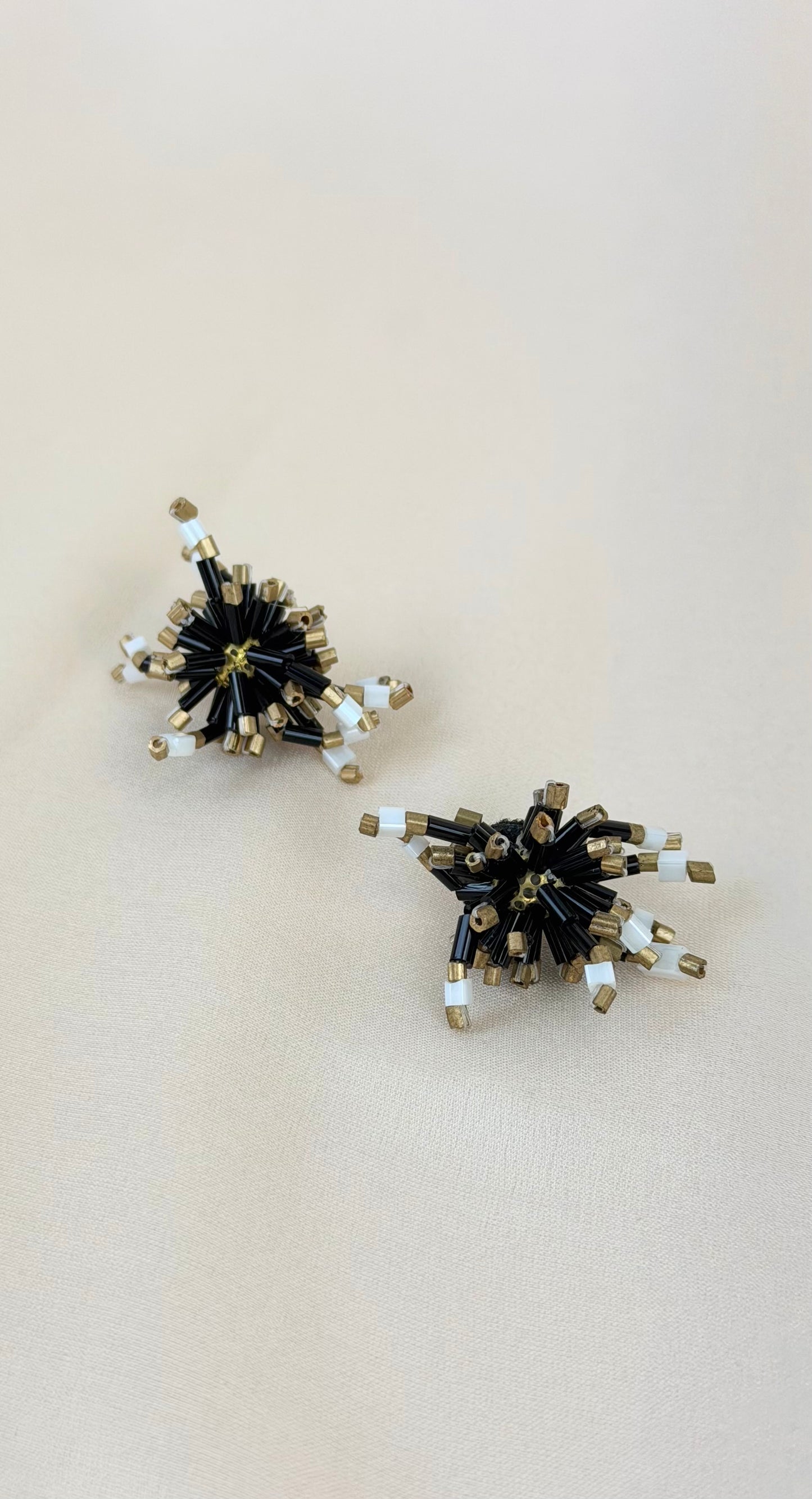 Brincos pequenos missangas preto, dourado e branco