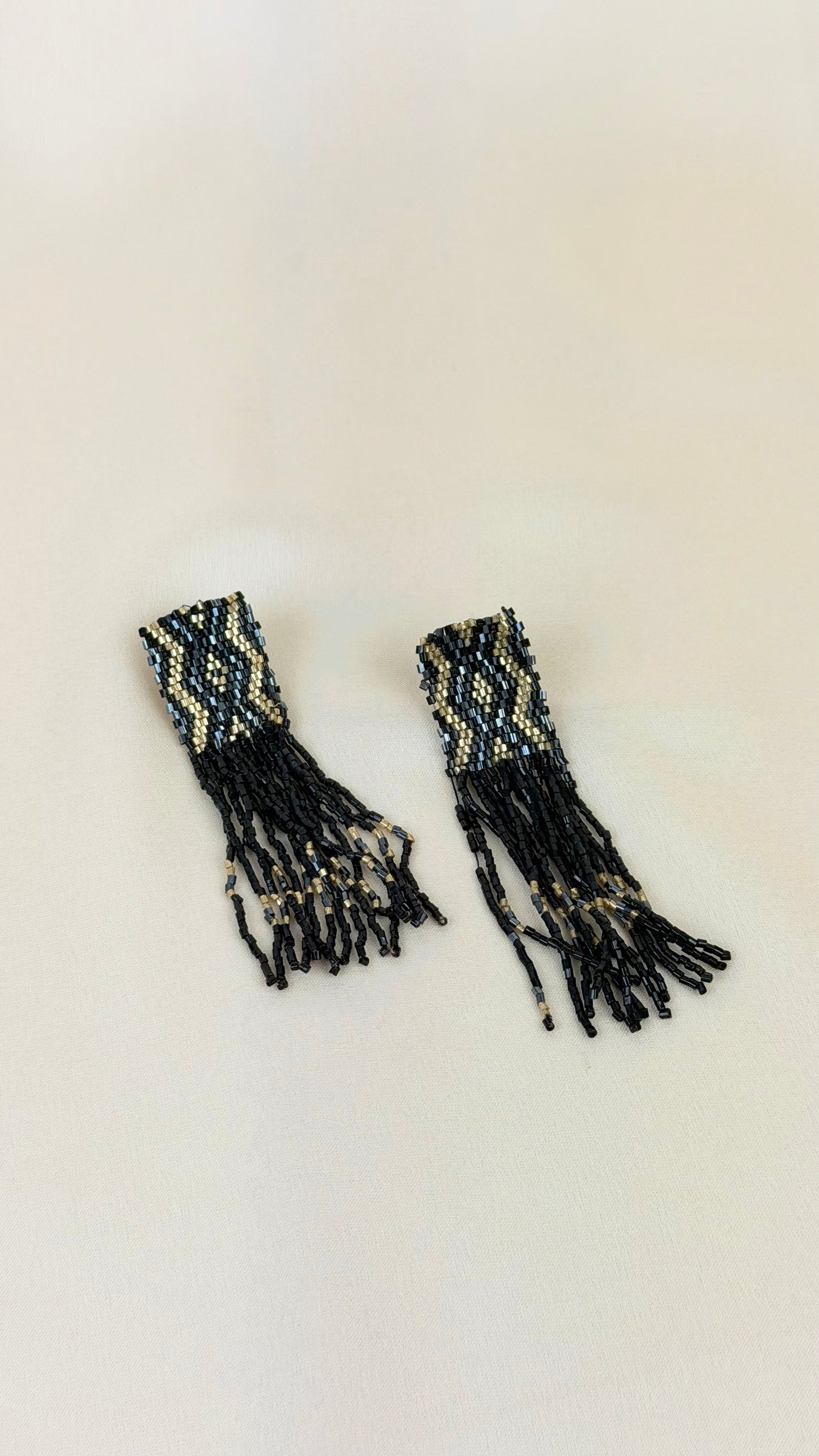 Brincos missangas pretas com detalhes dourados