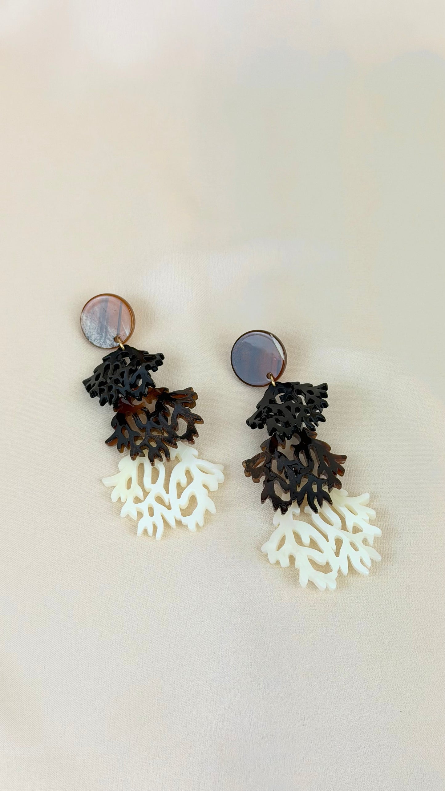 Brincos corais acrílico tons preto, castanho e branco