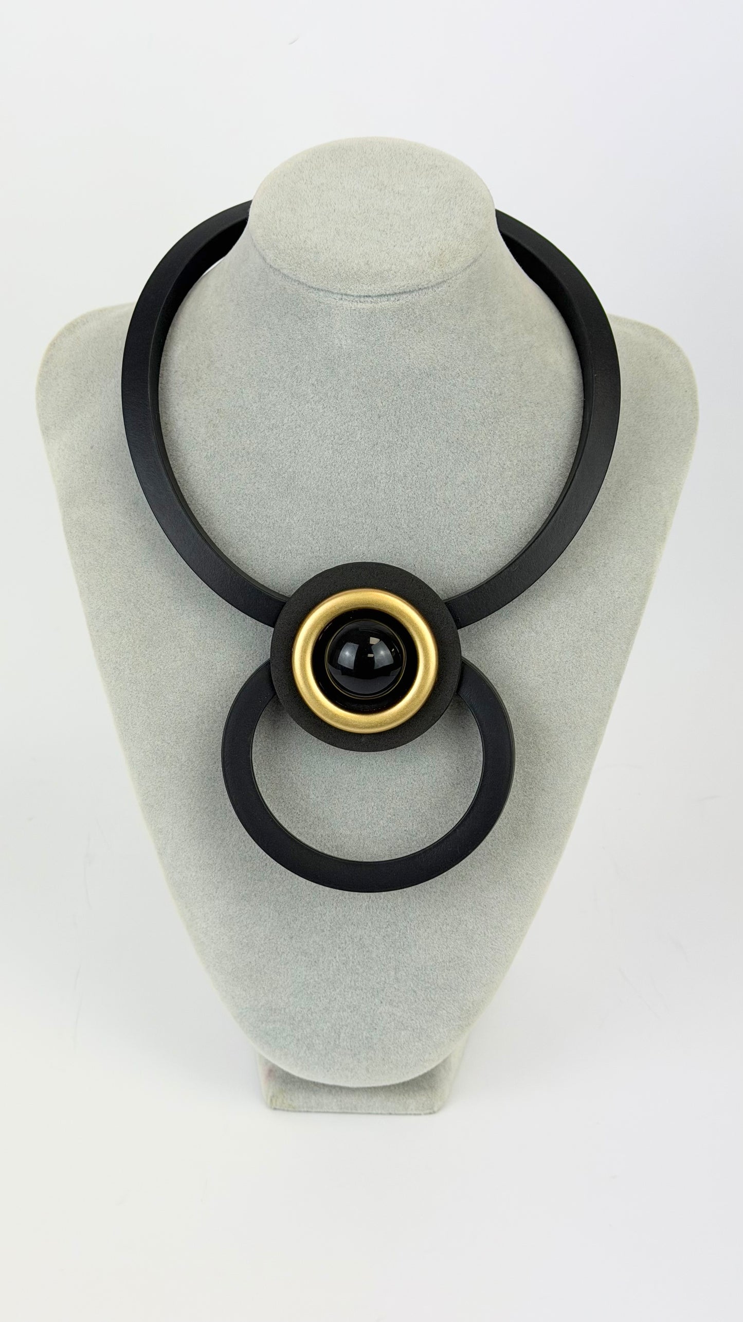 Colar estilizado borracha tons preto e dourado