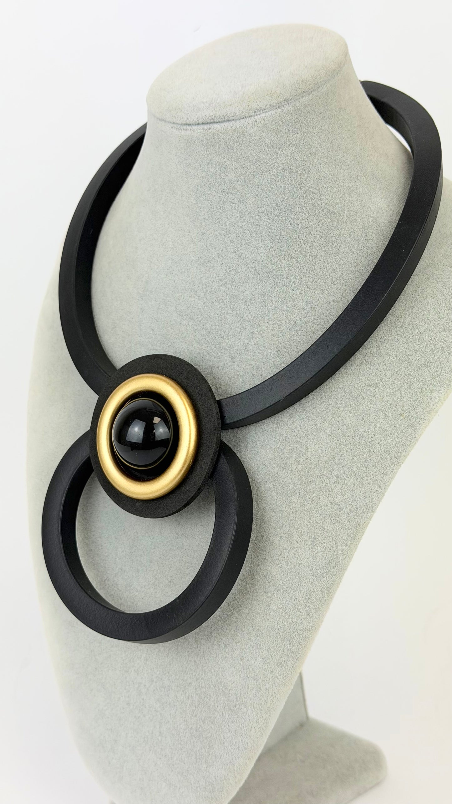 Colar estilizado borracha tons preto e dourado