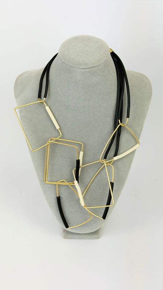 Colar geométrico dourado, preto e bege