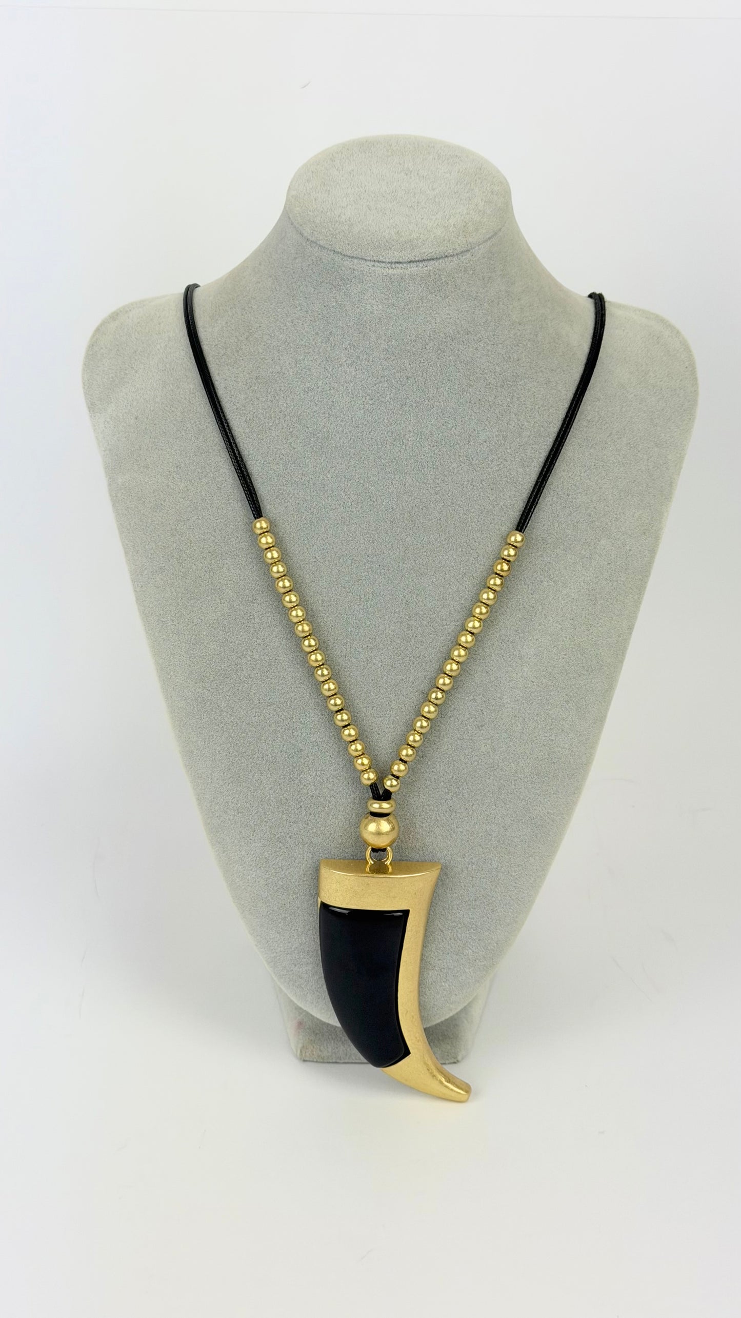 Colar pendente dente dourado e preto