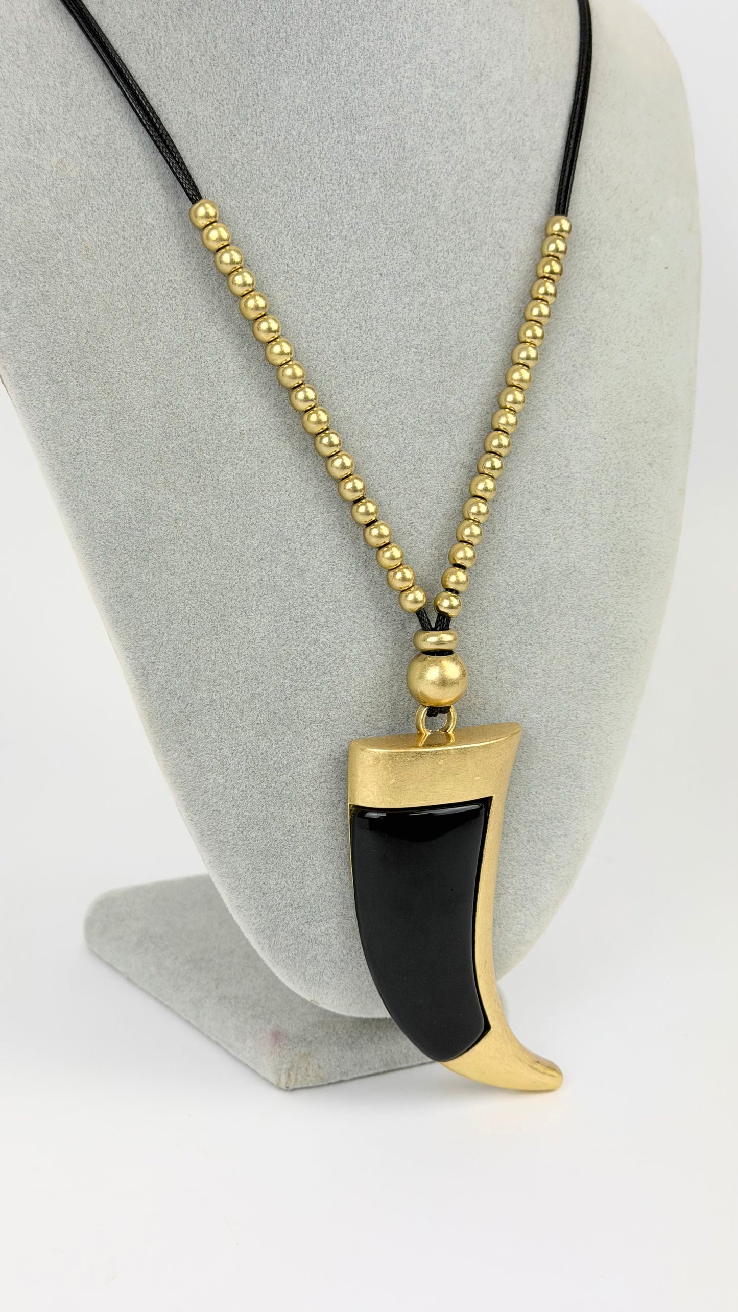 Colar pendente dente dourado e preto