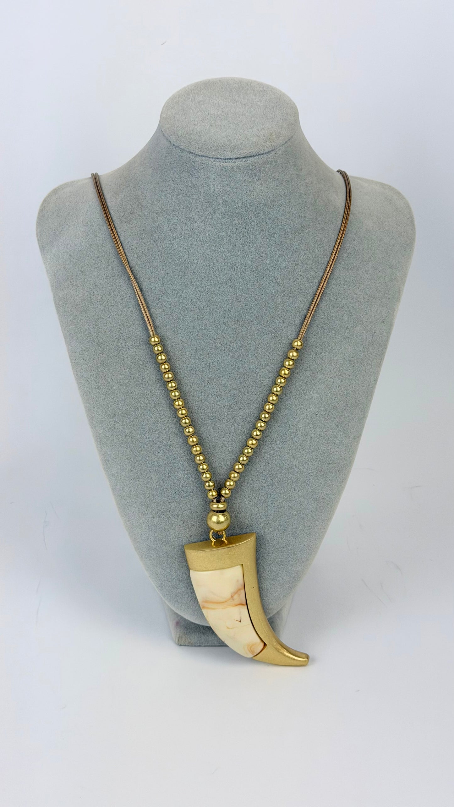 Colar pendente dente dourado e bege