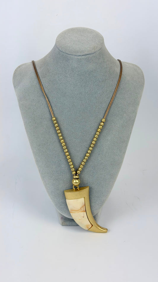 Colar pendente dente dourado e bege