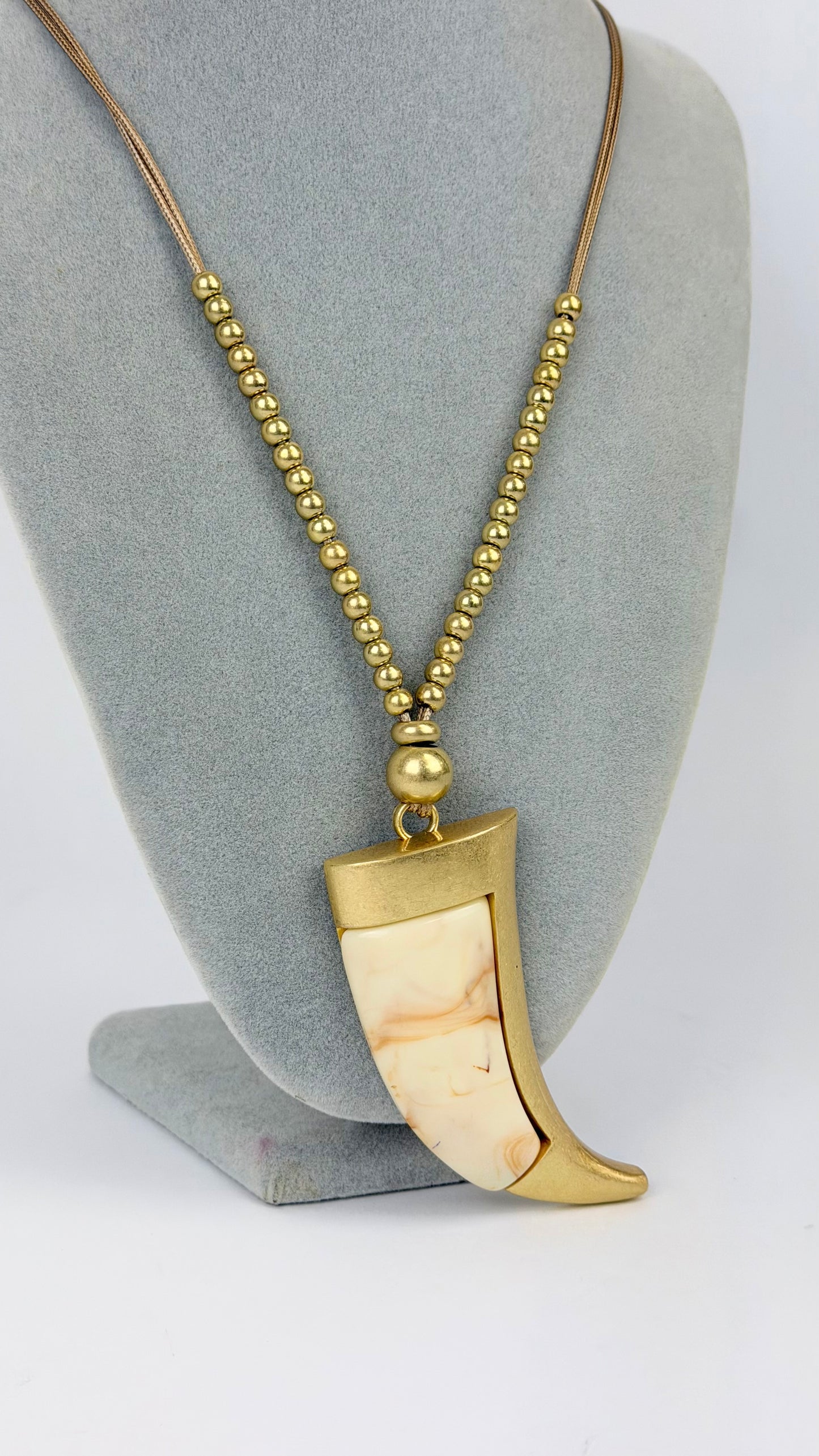 Colar pendente dente dourado e bege