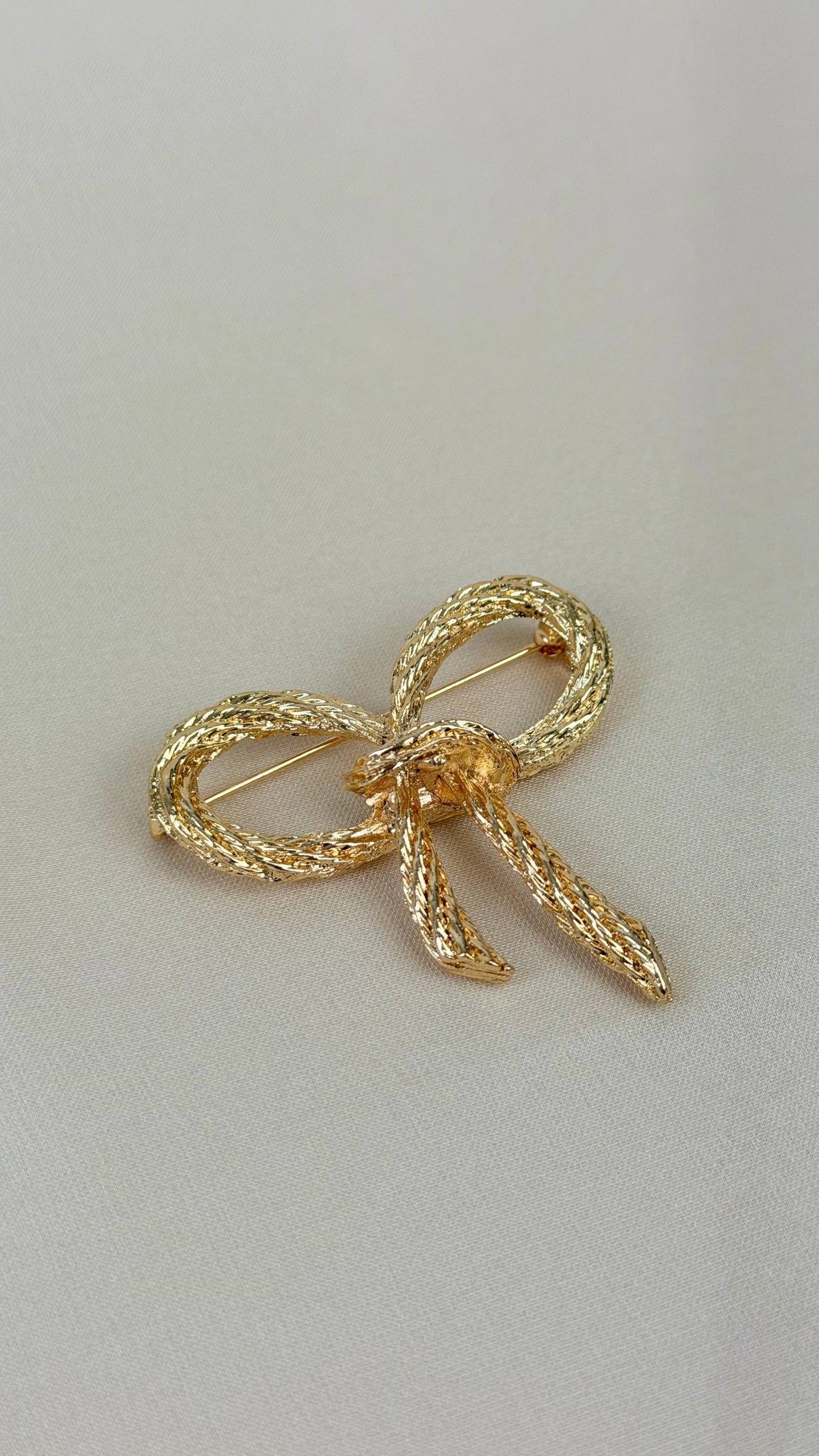 Alfinete laço dourado