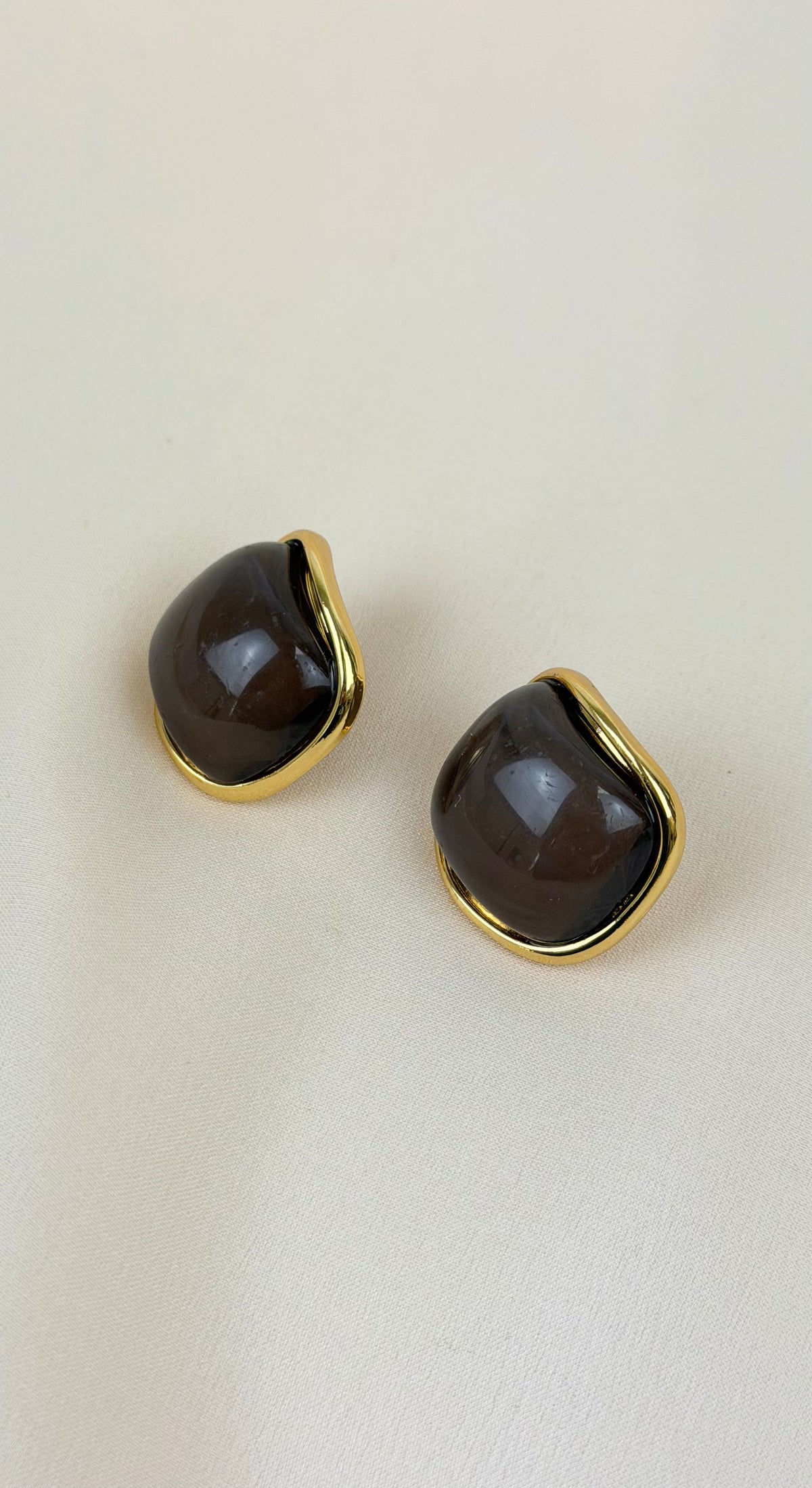 Brincos aço dourado estilo pedras castanhas