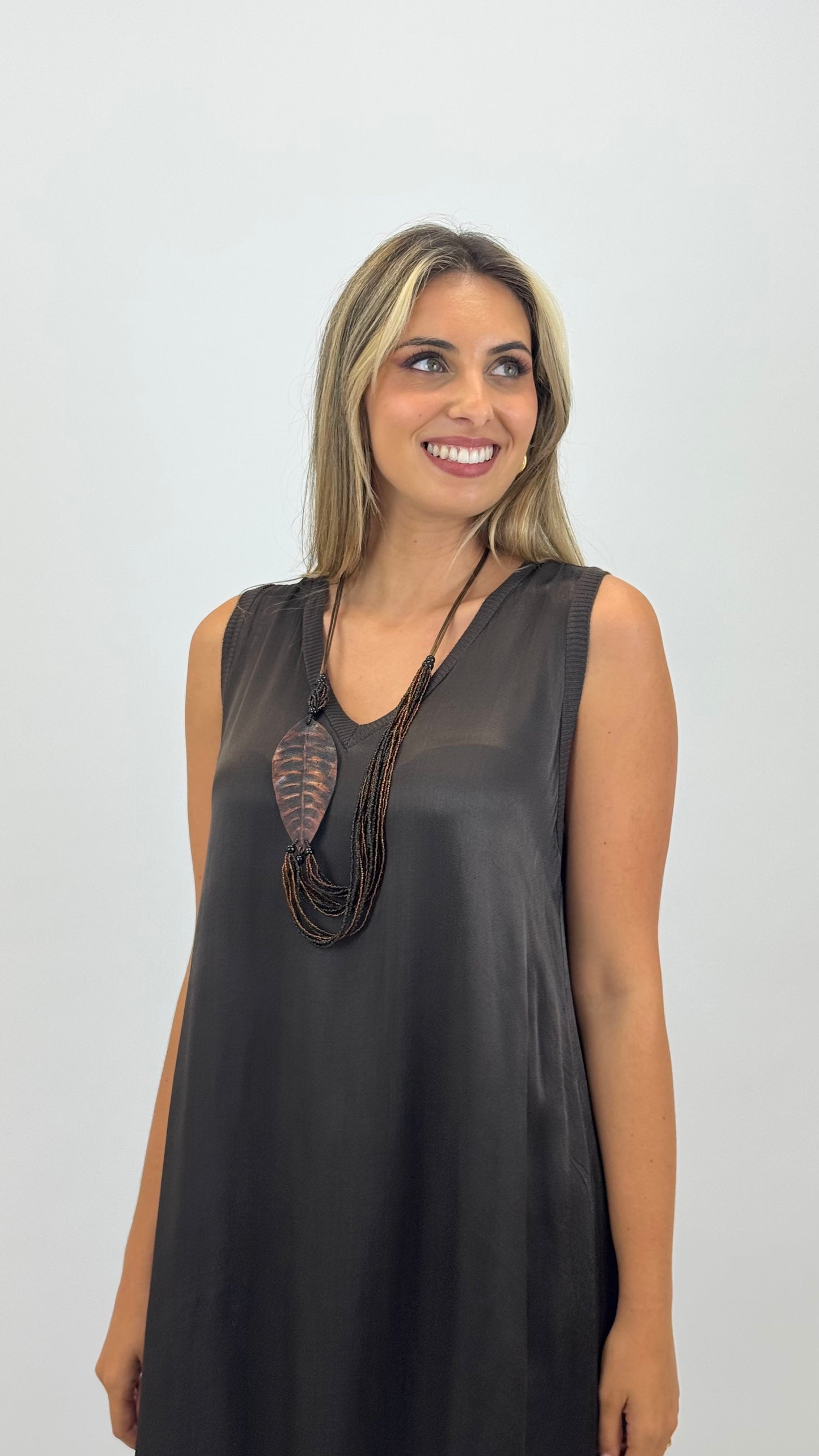 Vestido acetinado castanho