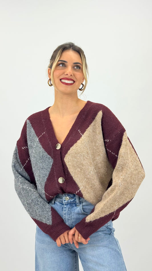 Casaco malha bordeaux com losangos cinza e camel