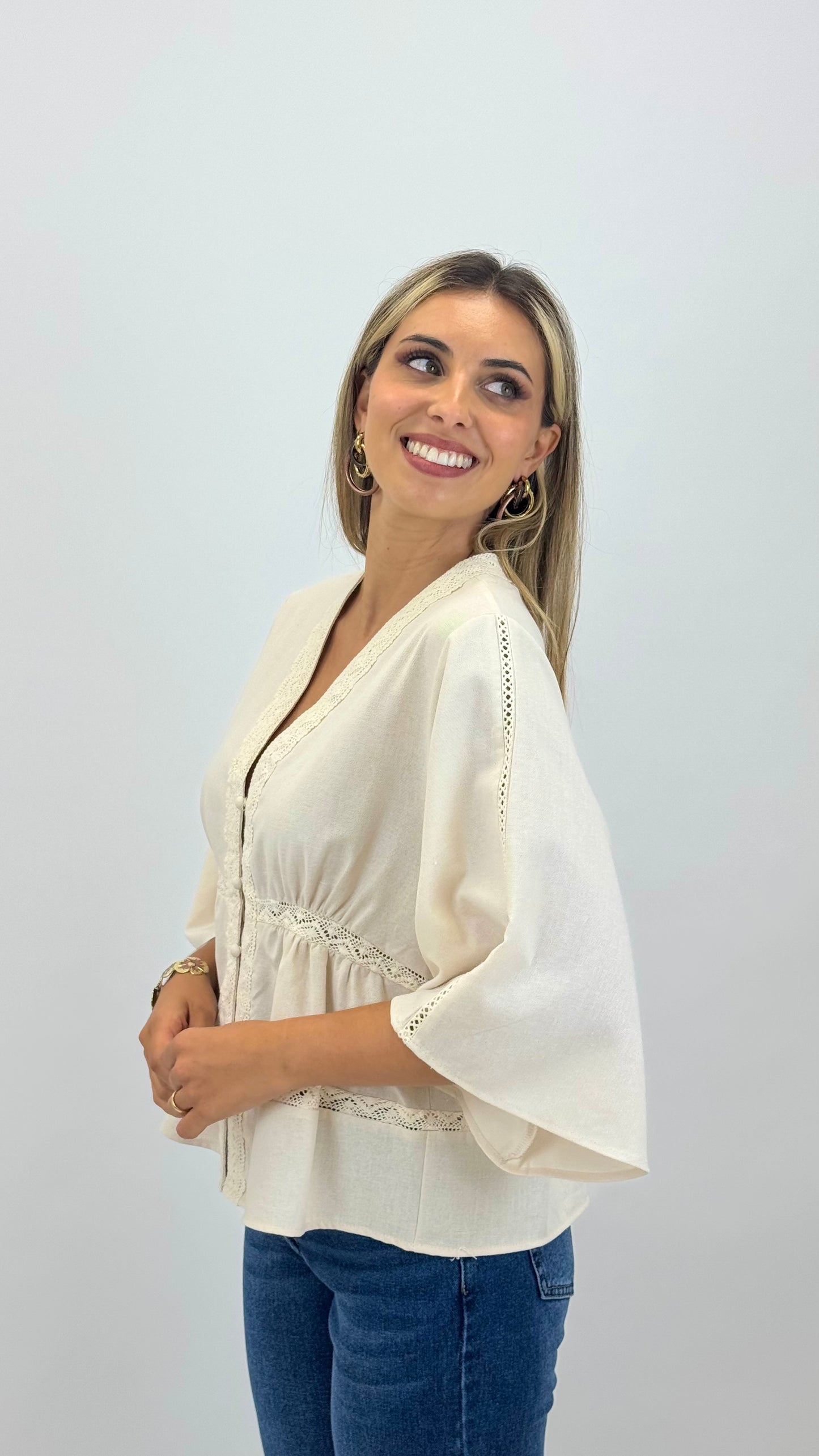 Blusa em linho creme com entremeio bordado