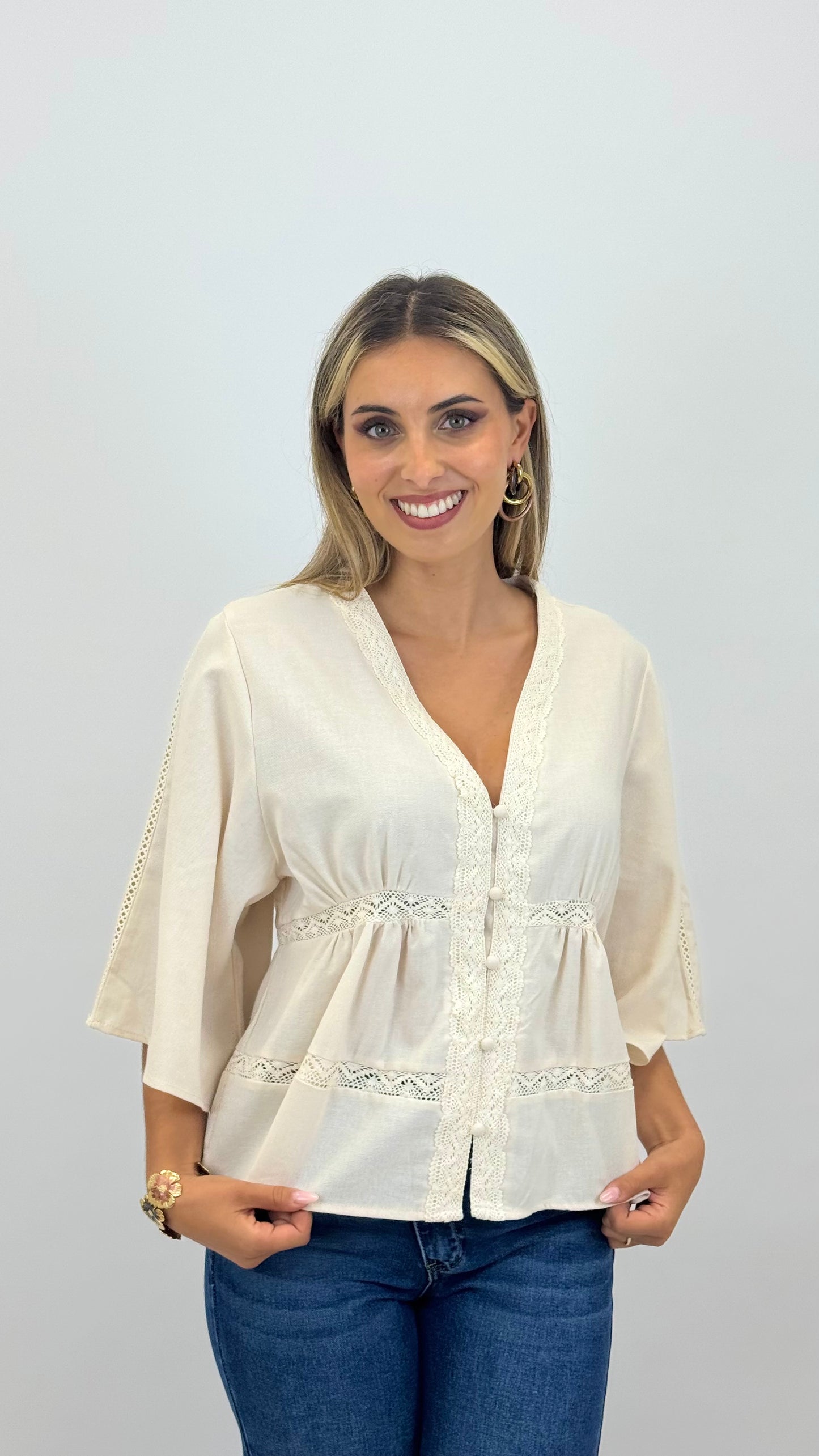 Blusa em linho creme com entremeio bordado
