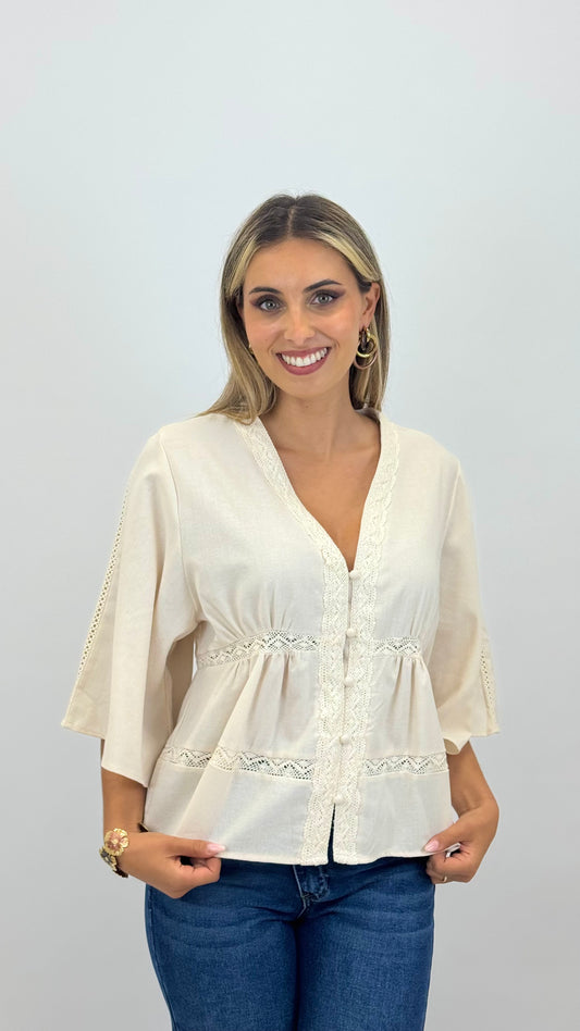 Blusa em linho creme com entremeio bordado