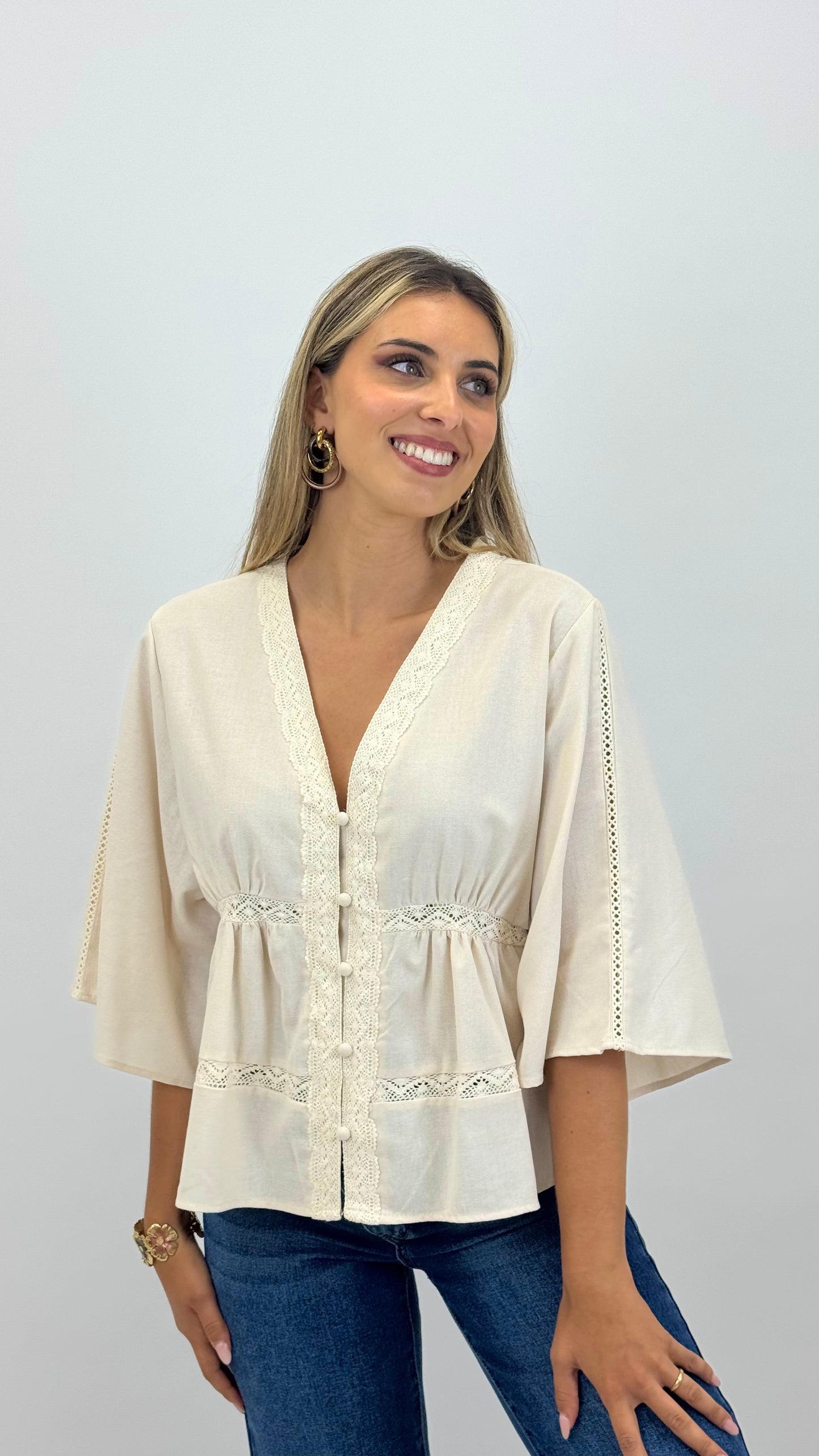 Blusa em linho creme com entremeio bordado