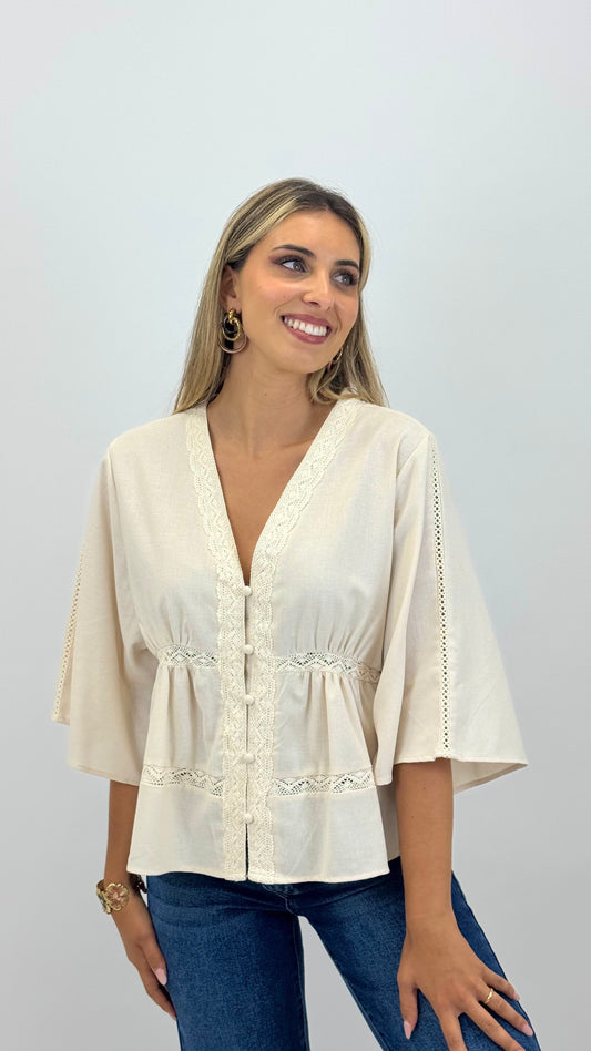 Blusa em linho creme com entremeio bordado