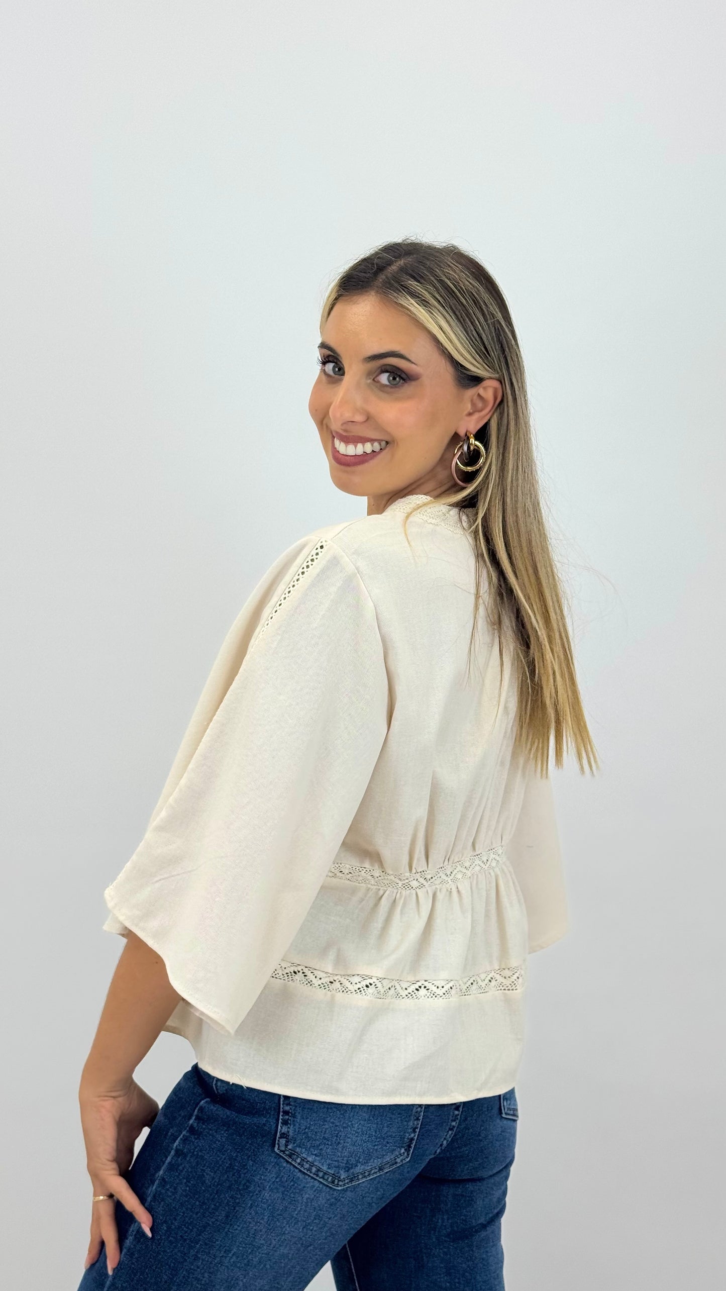 Blusa em linho creme com entremeio bordado