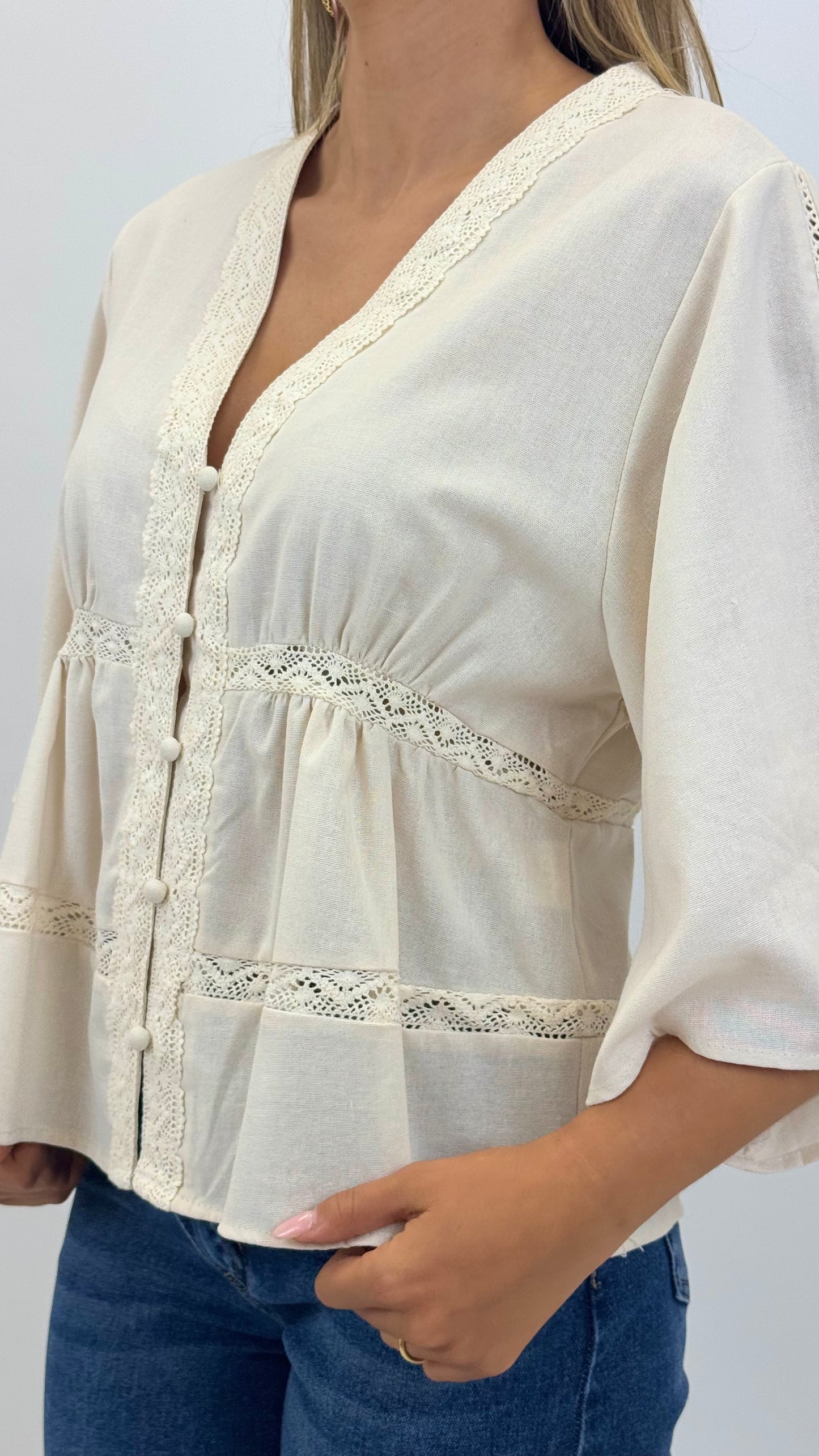 Blusa em linho creme com entremeio bordado