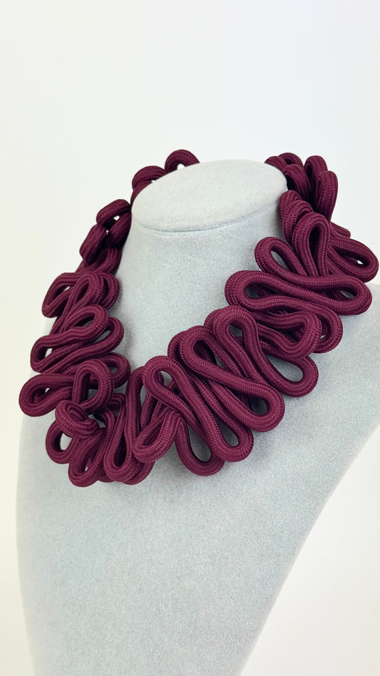 Colar assimétrico cordão bordeaux