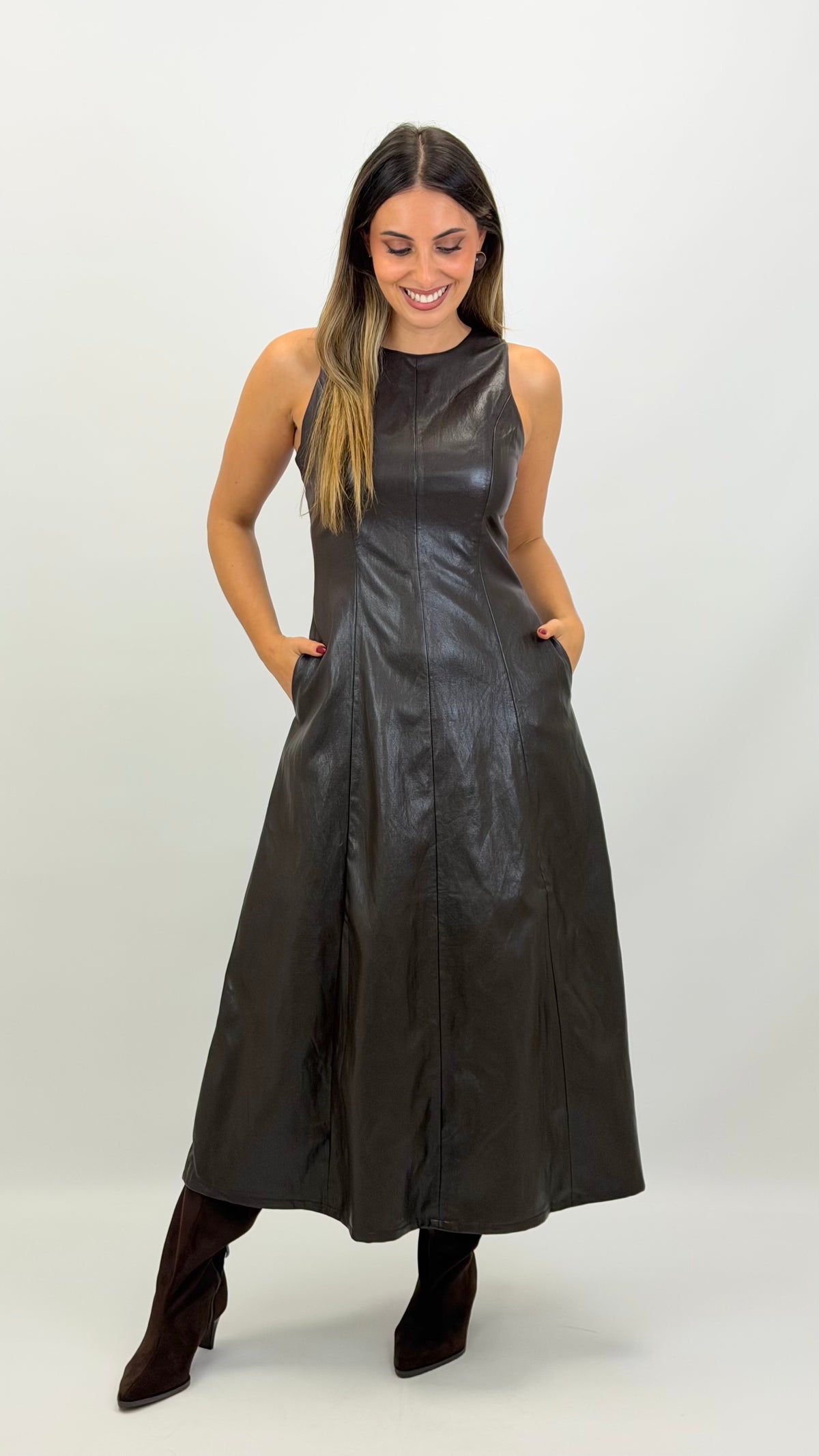 Vestido midi cavado eco-pele castanho