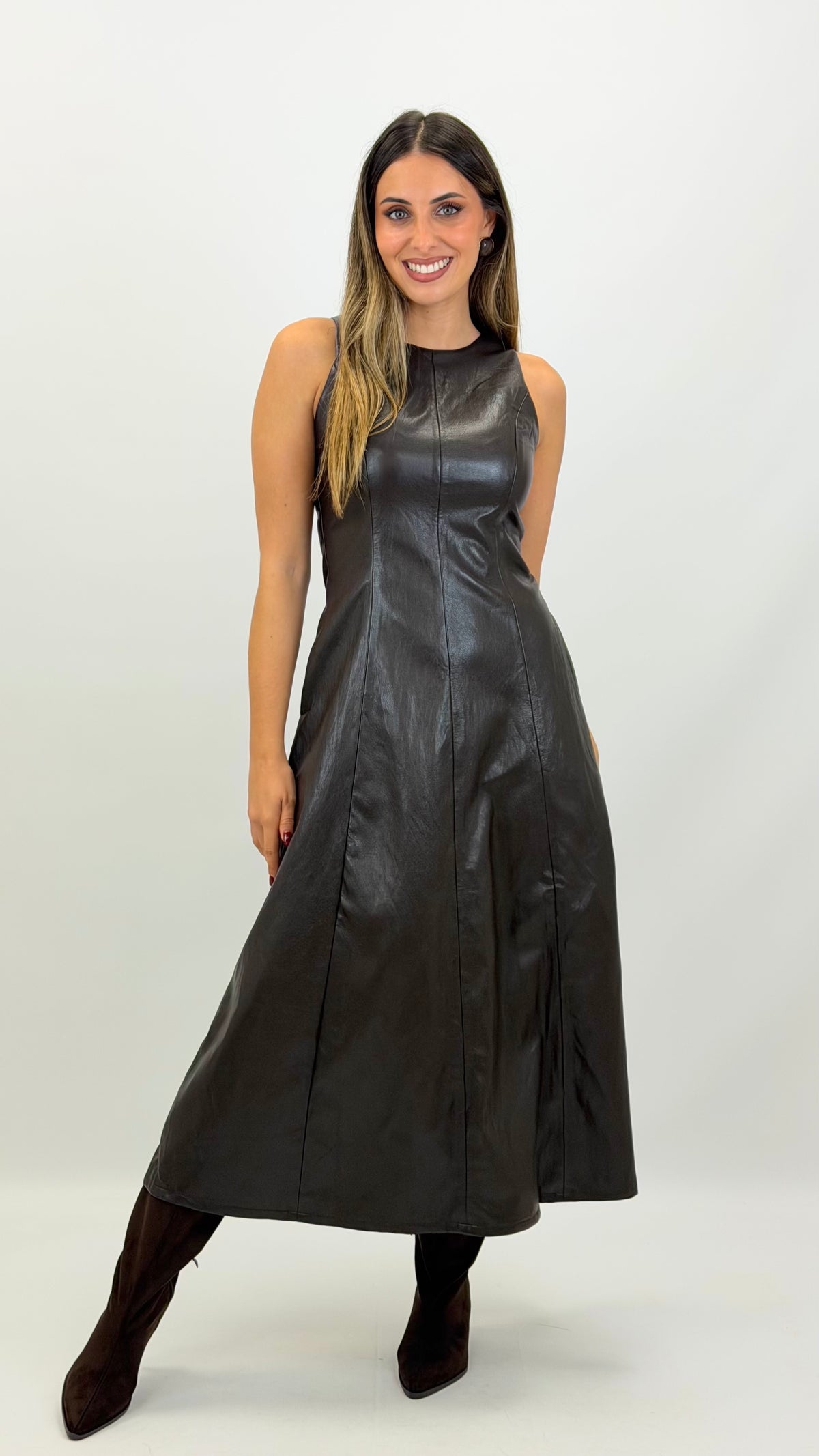 Vestido midi cavado eco-pele castanho