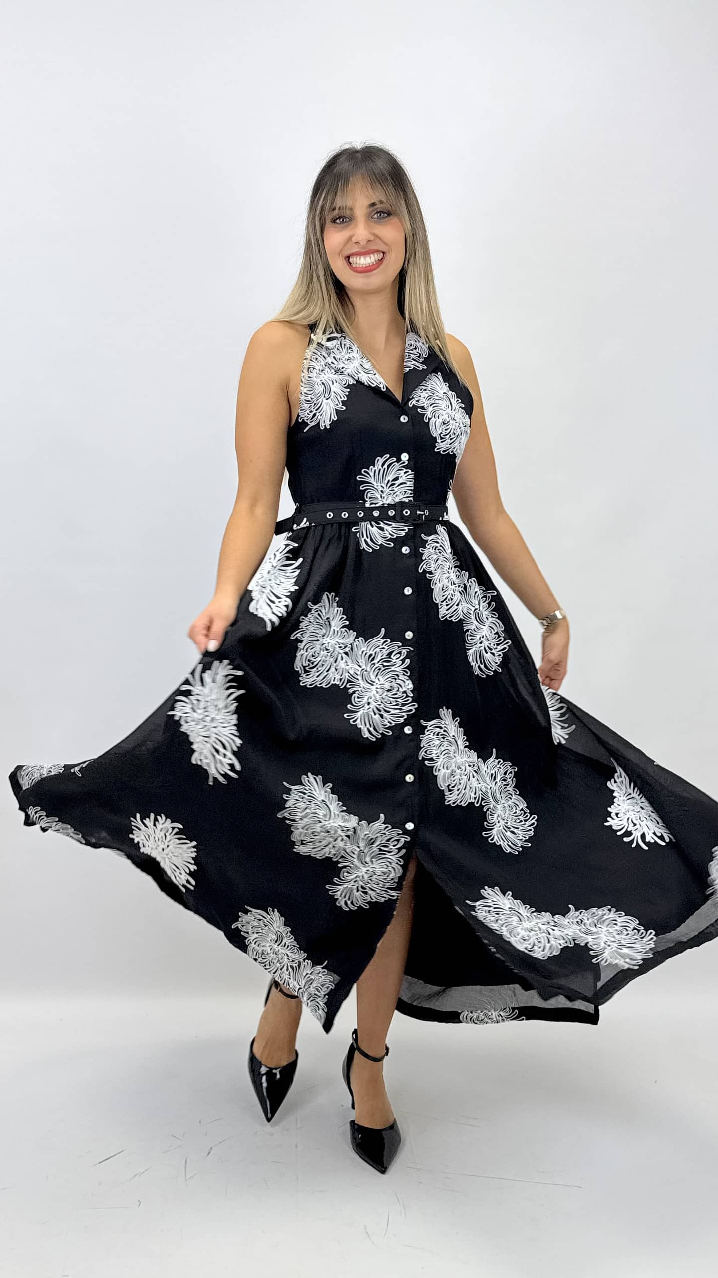 Vestido preto com bordado floral branco