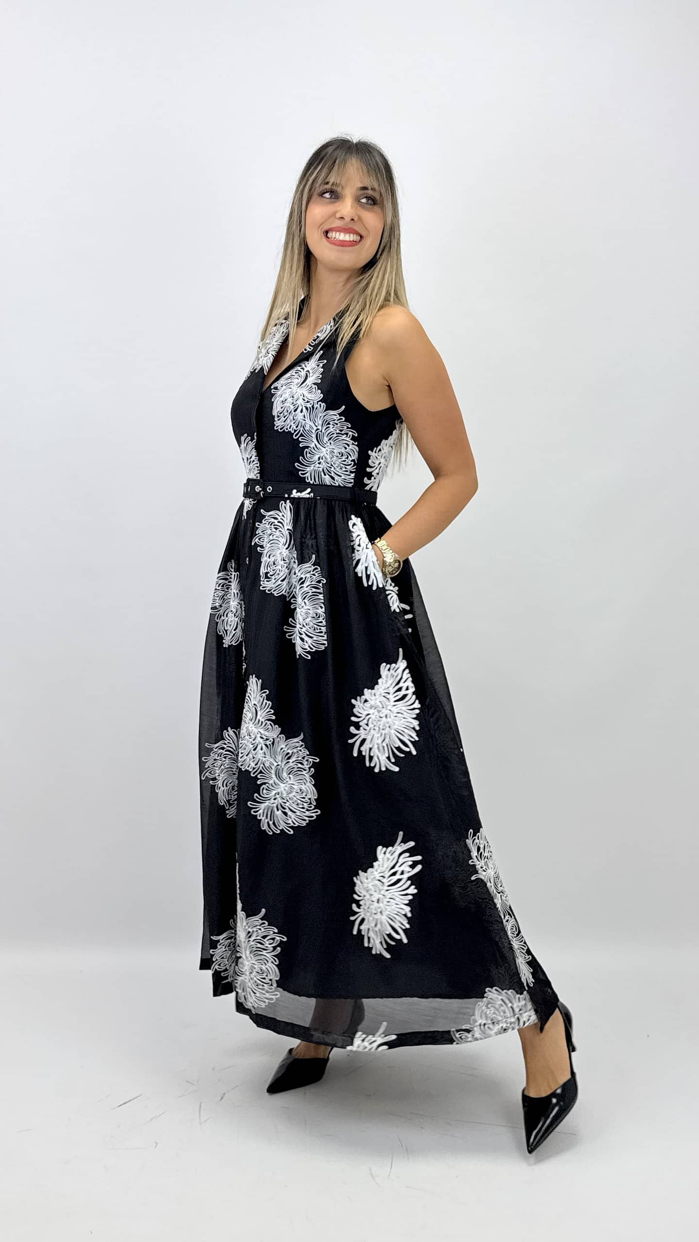 Vestido preto com bordado floral branco
