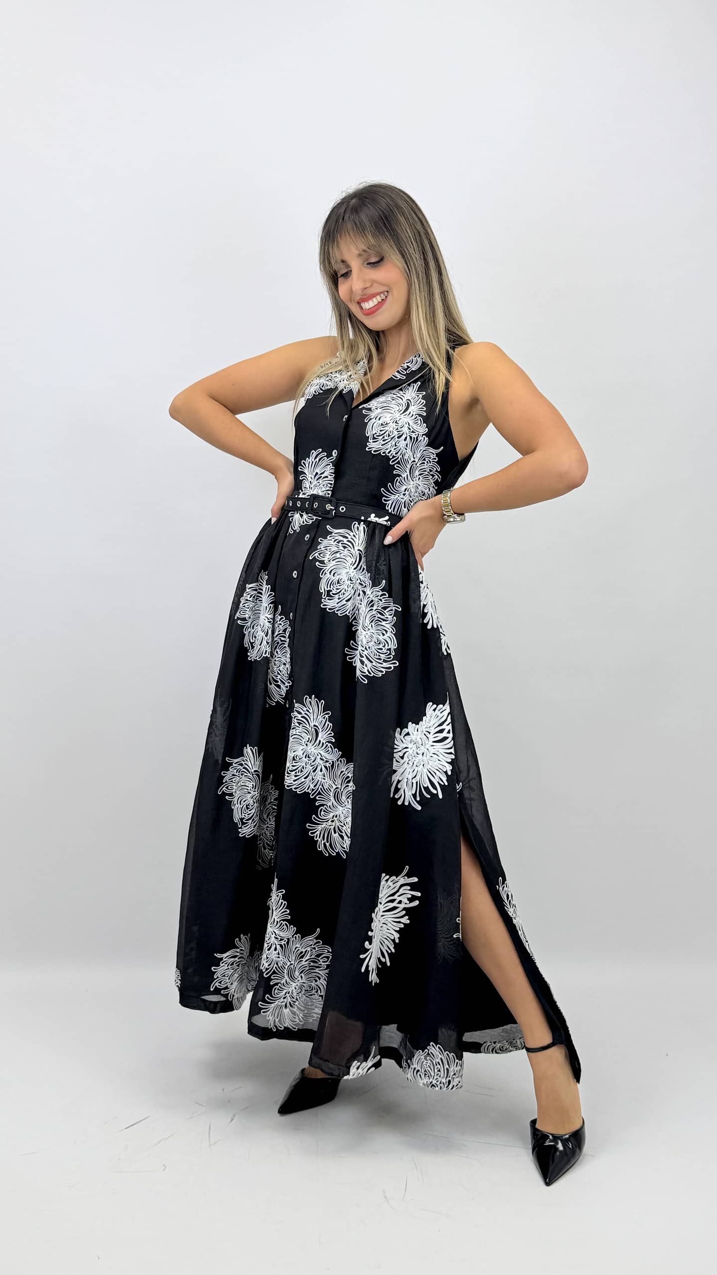 Vestido preto com bordado floral branco